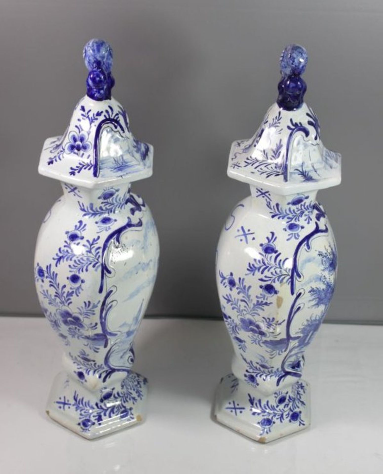Vasen-Paar, 18. Jhd. Delft, de Porceleyne Fles, gemarkt, Blaumalerei, Landschafts- u. - Bild 2 aus 3