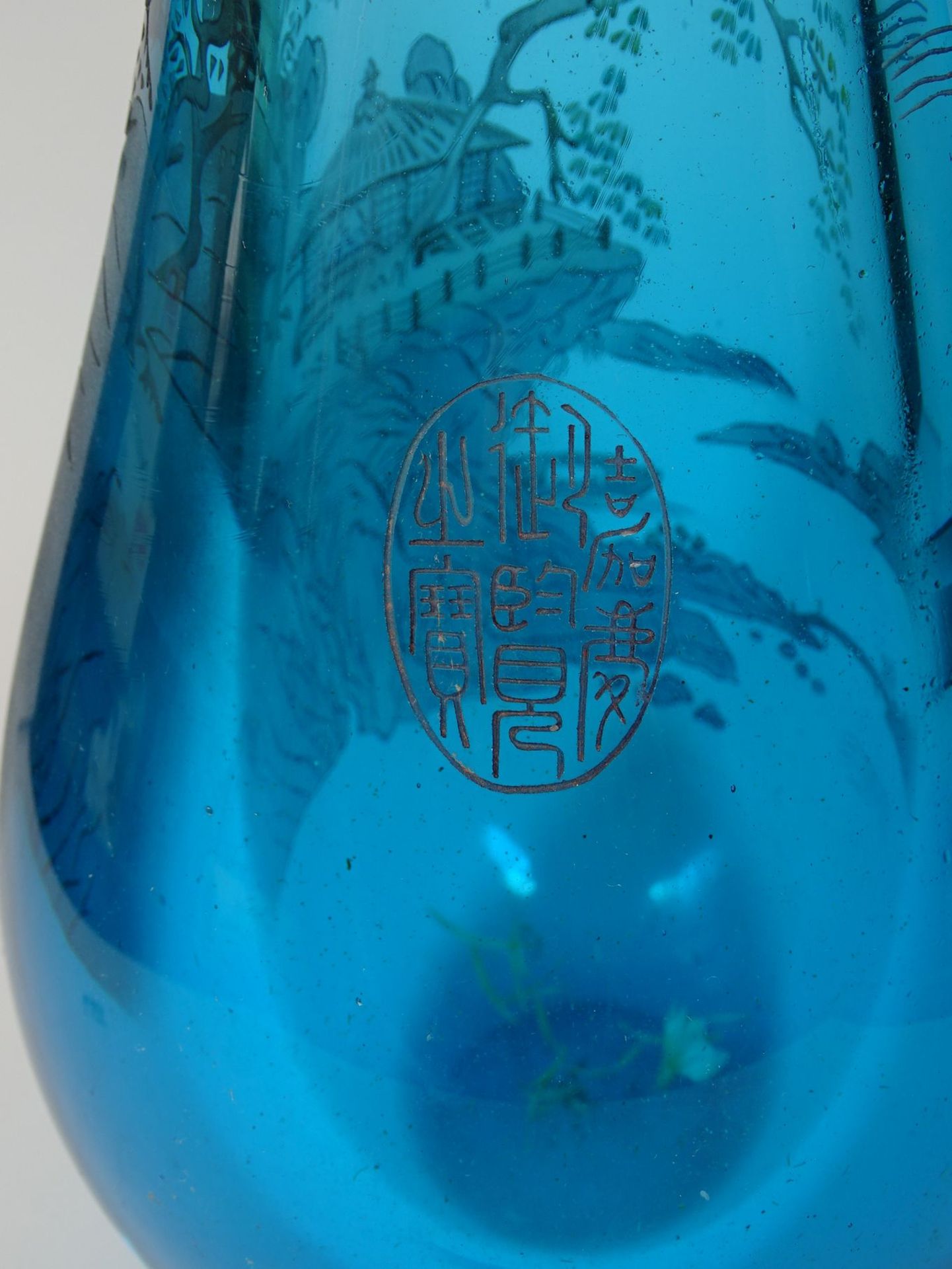 hohe, schwere blaue Vase mit Gravur, Landschaft, China, H-50 cm, 6,1 kg., chines. gemarkt - Bild 5 aus 8