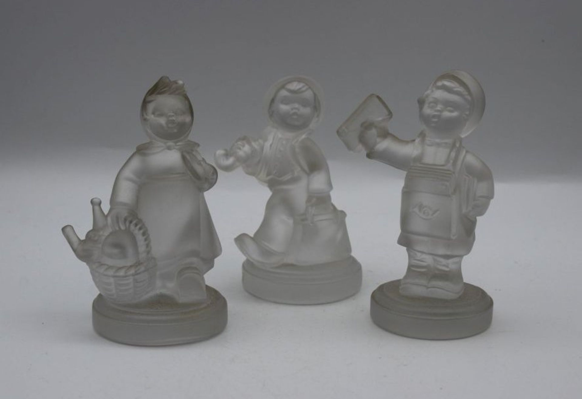 3x Hummelfiguren in Glas, Goebel, ca. H-9,5cm.