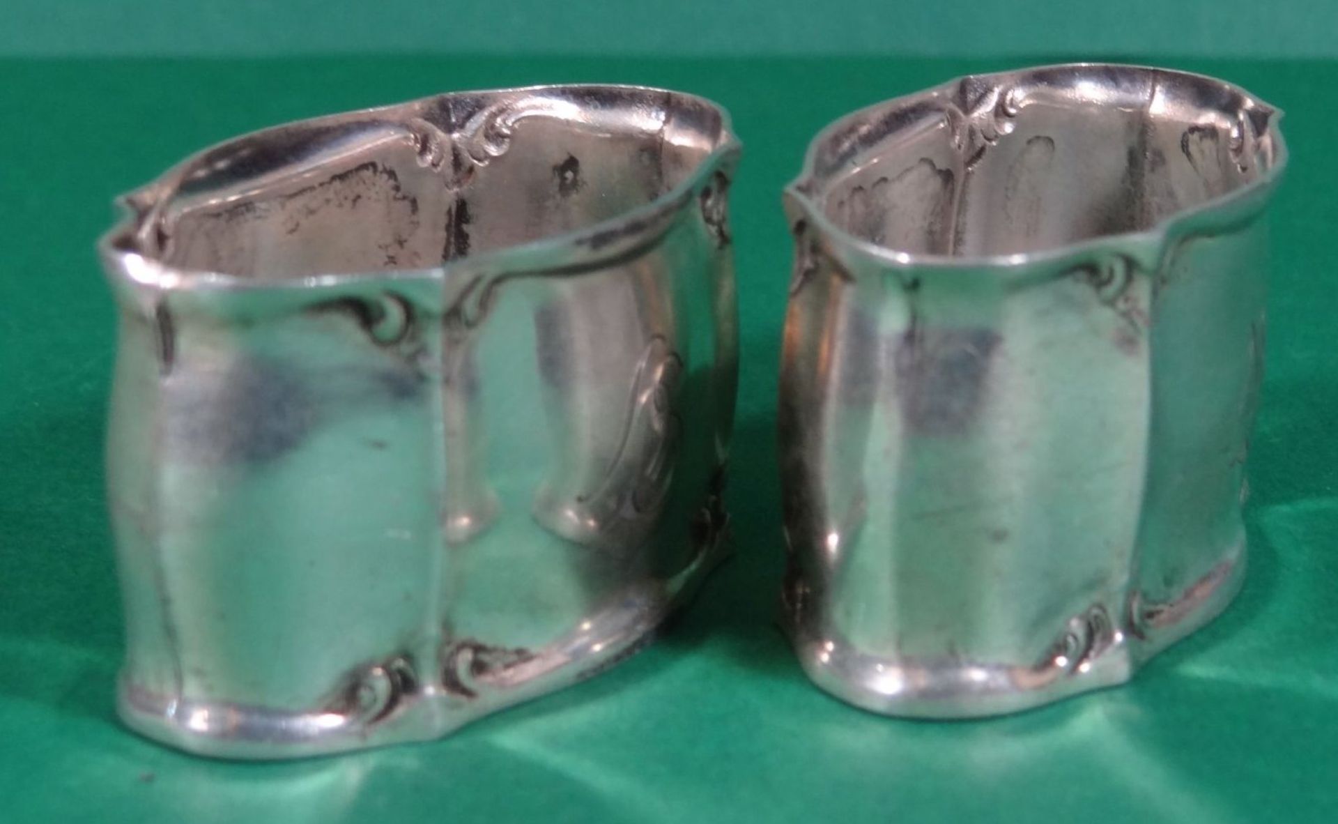 2x ovale Silber-800- Serviettenringe, Ziermonogramm, H-2,5 cm, L-5 cm, zus. 43 gr. - Bild 4 aus 6