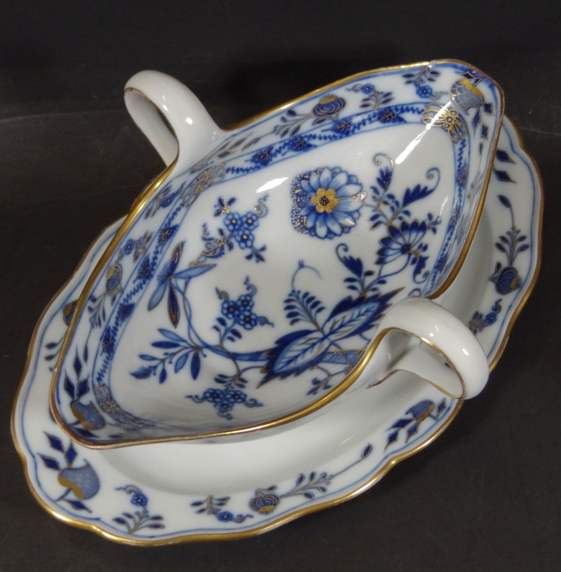 Sauciere "Meissen" Knaufschwerter um 1860, 1.Wahl, Zwiebelmuster mit Gold, Rand minim. Abplatzer, - Bild 2 aus 8