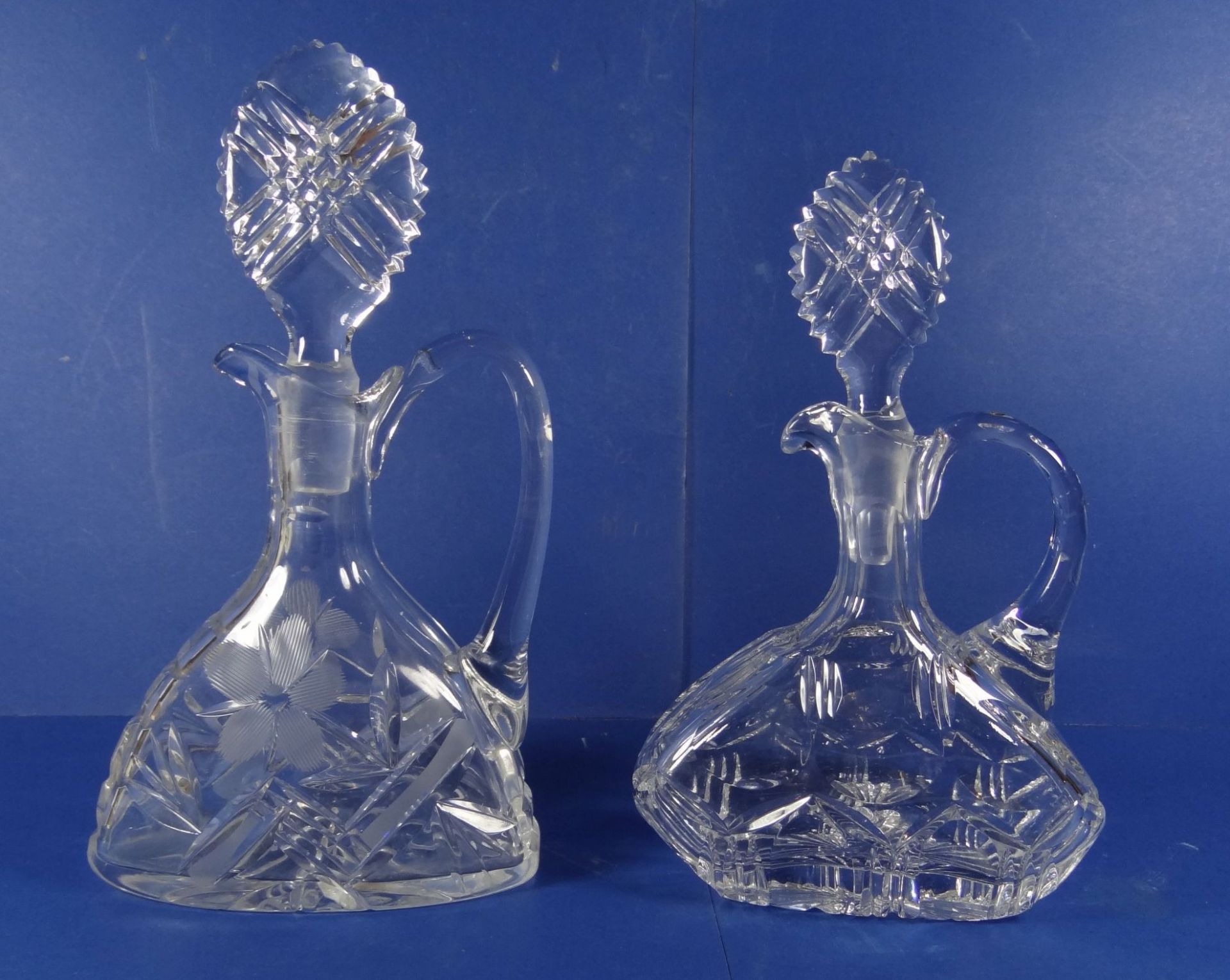 2x kl. Kristall-Henkelkaraffen, beschliffen, H-20 und 18 cm - Bild 2 aus 3