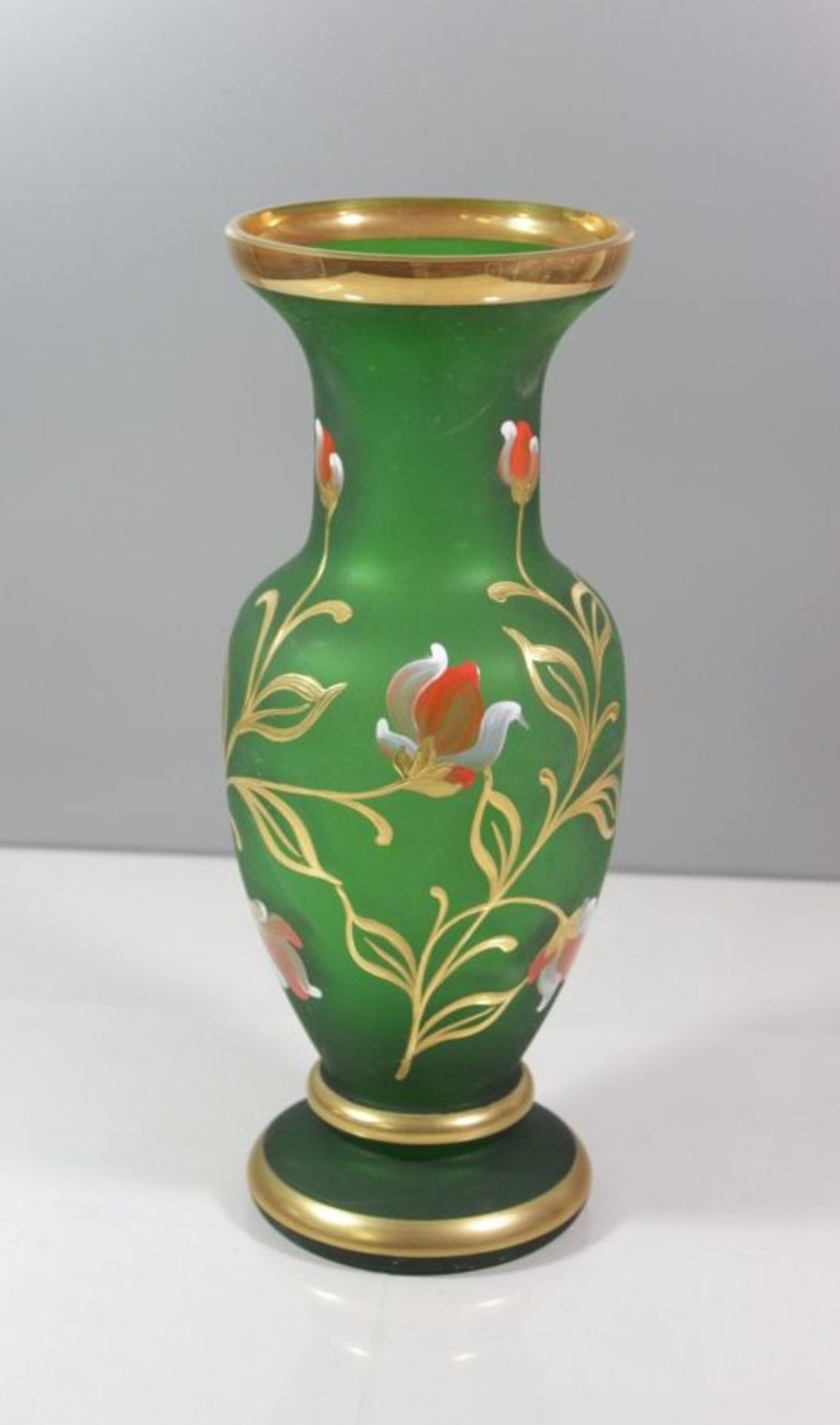 hohe Vase, grünes Glas mit floraler Emaillemalerei, H-31,5cm.