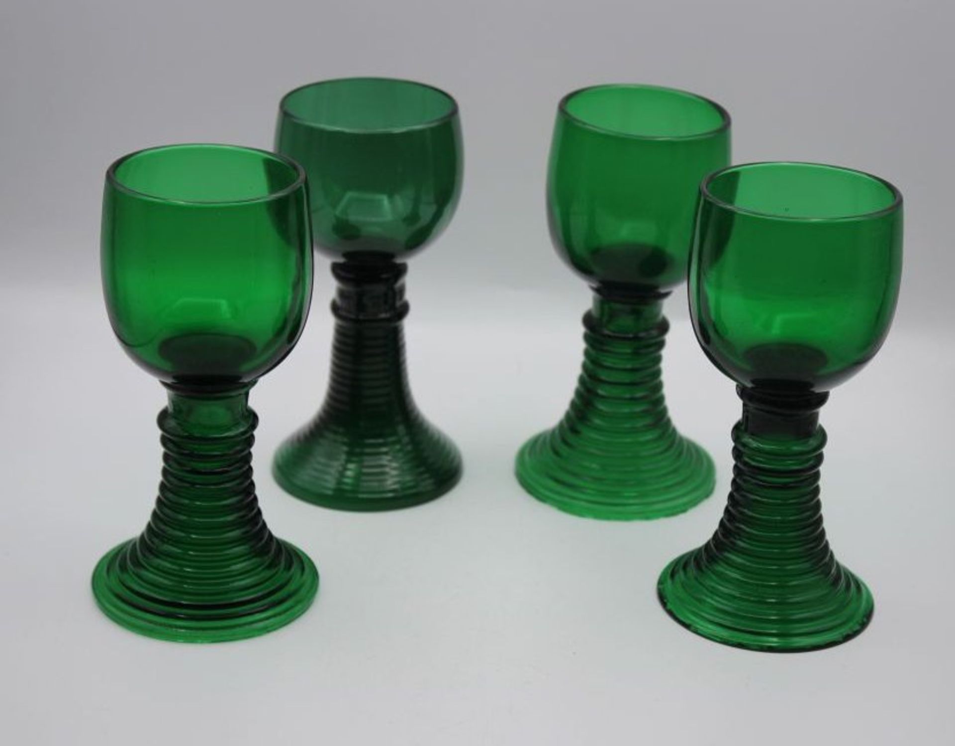 4x Weinrömer. grünes Glas, 1x Stand stark bestossen, ca. H- 14cm