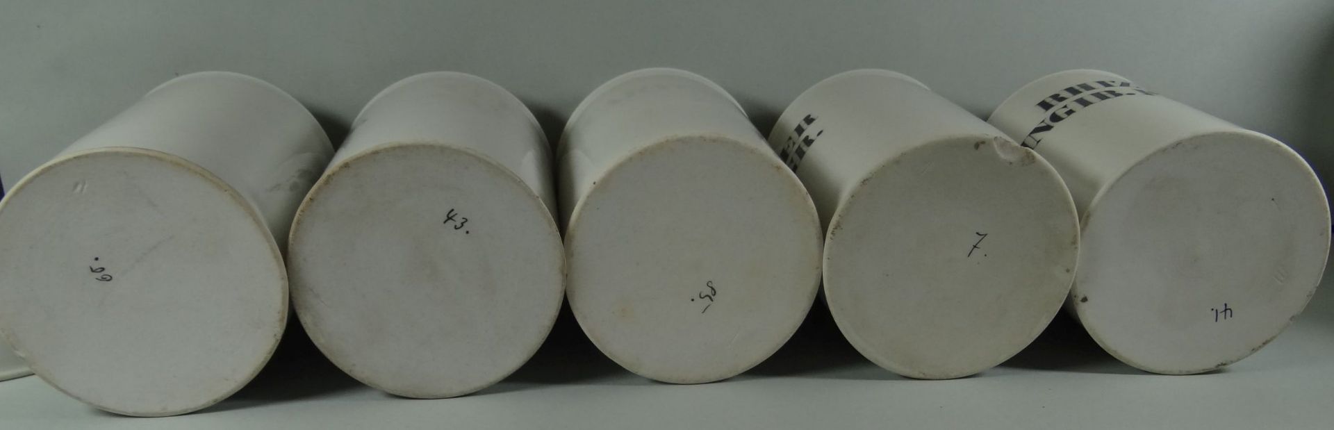 13x Apothekengefässe, lateinisch beschriftet, H-14 cm, D-8 cm, 2x am Stand mit Chip, - Bild 7 aus 7