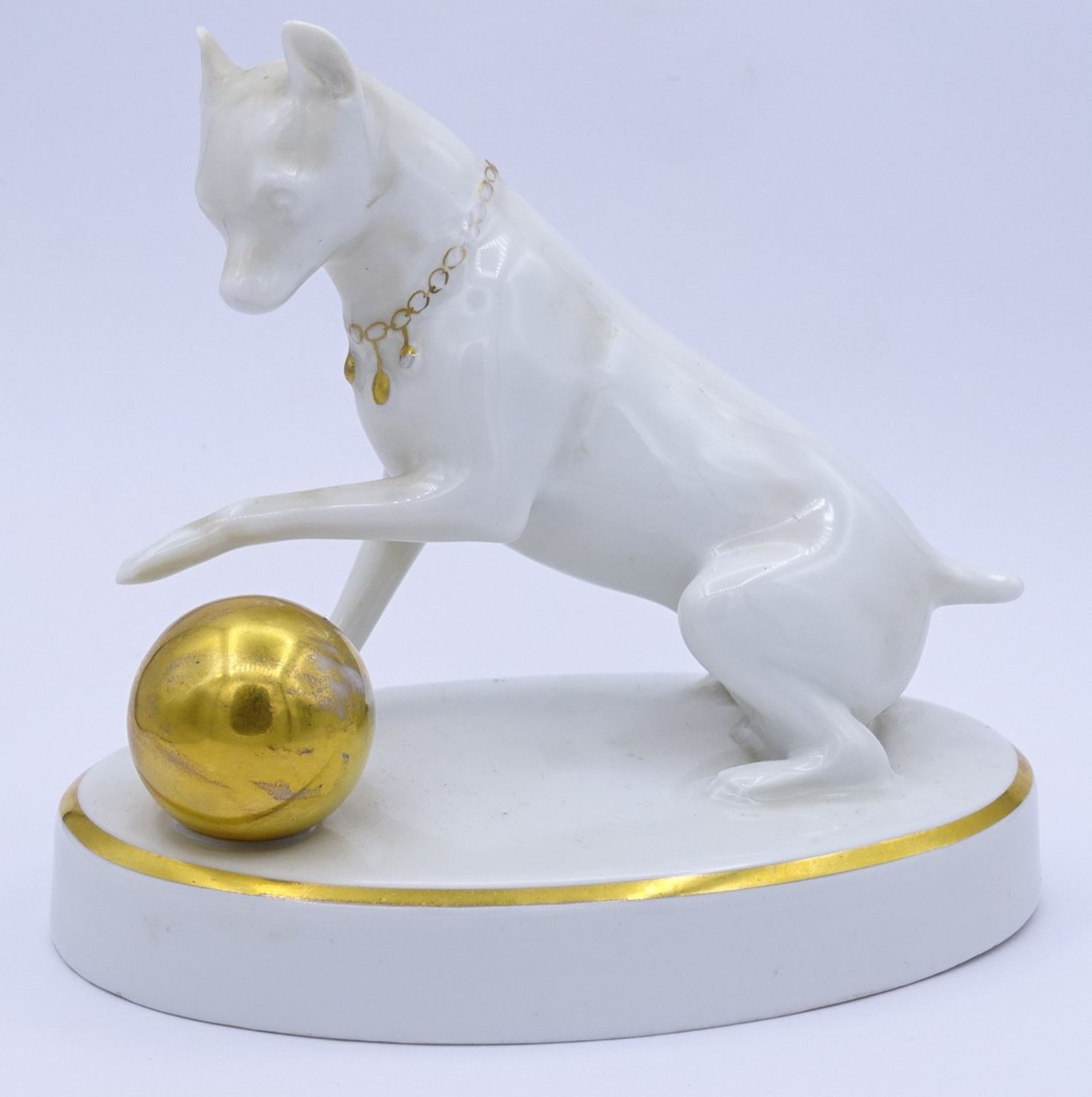 Hund mit Goldkugel,"Hutschenreuther",Goldbemalung-beriebe,H-12cm,Rücken mit Altriss