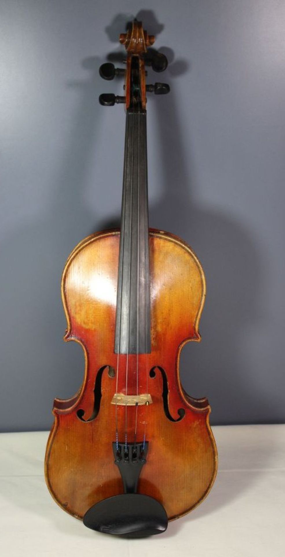 alte Geige, wohl 19. Jhd., Brandmarke "Amati", in neuzeitl. Tasche, L-60cm.-
