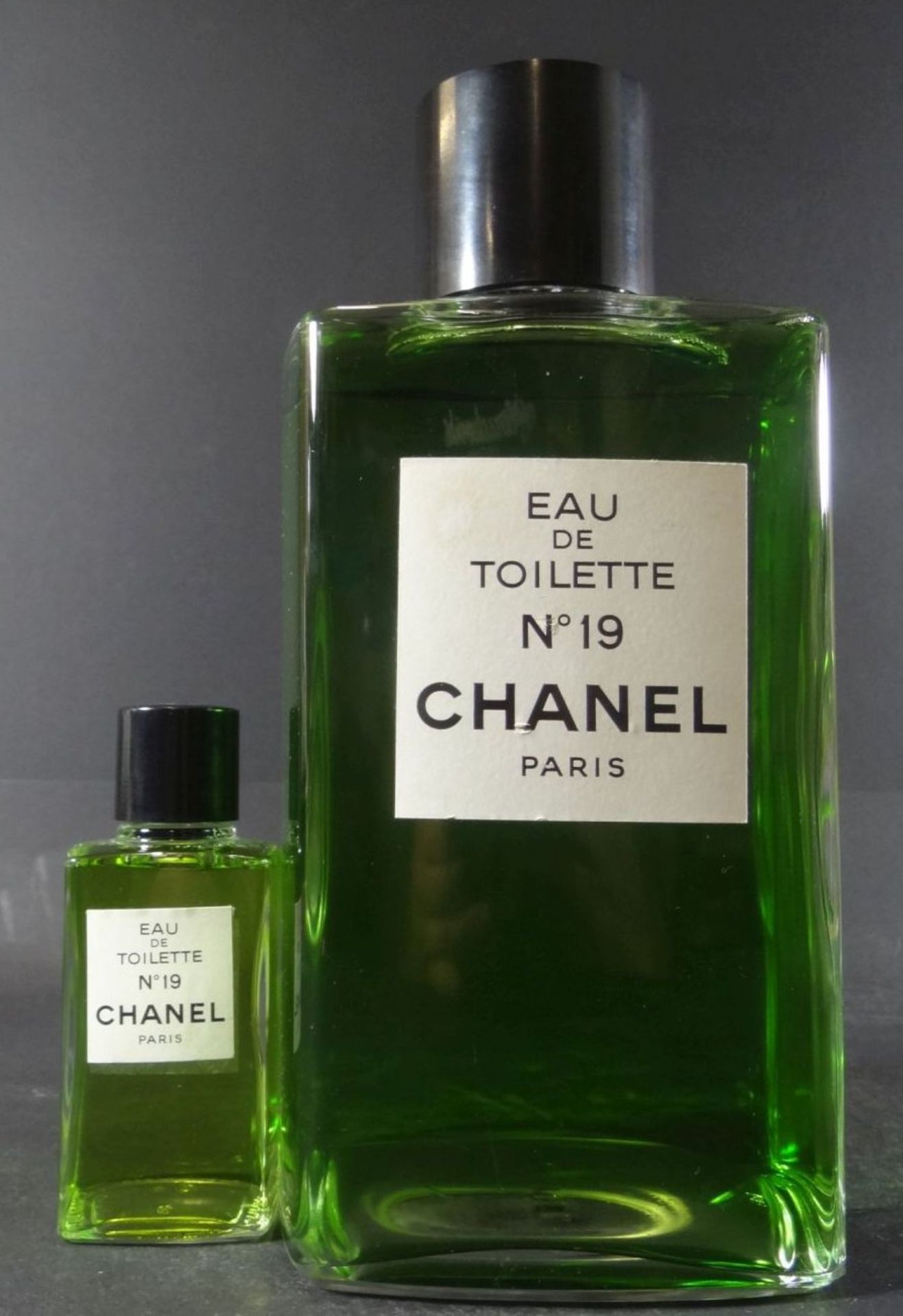 2x Deko Parfumflaschen "Chanel Nr. 19",gross und klein, H-11 und 25 cm