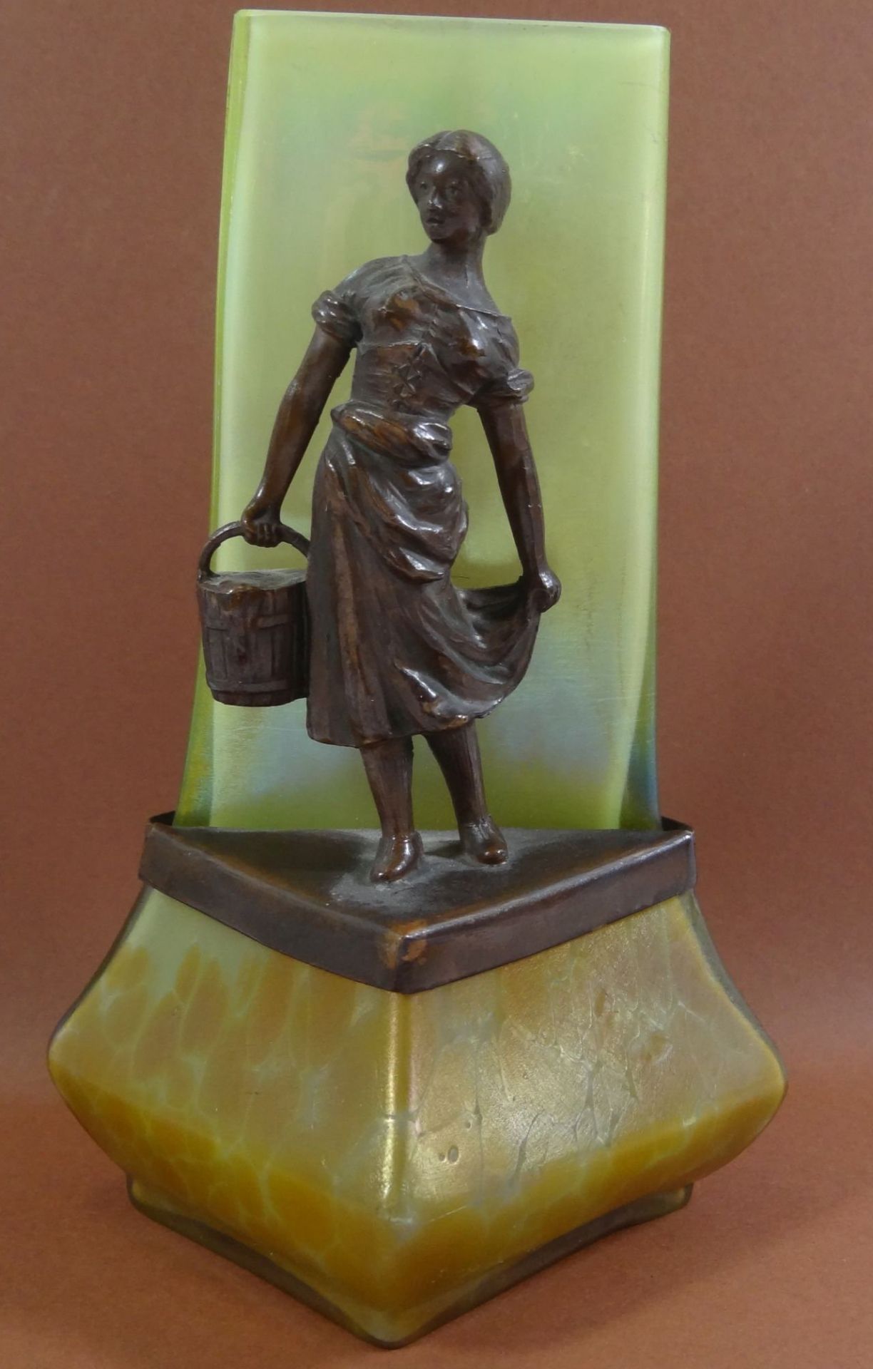 Jugendstil-Vase mit Bronze-Mädchen, H-15 cm, 7x8 cm, dreieckig, H-Bronze 9,5 cm, Rand mit kleinen