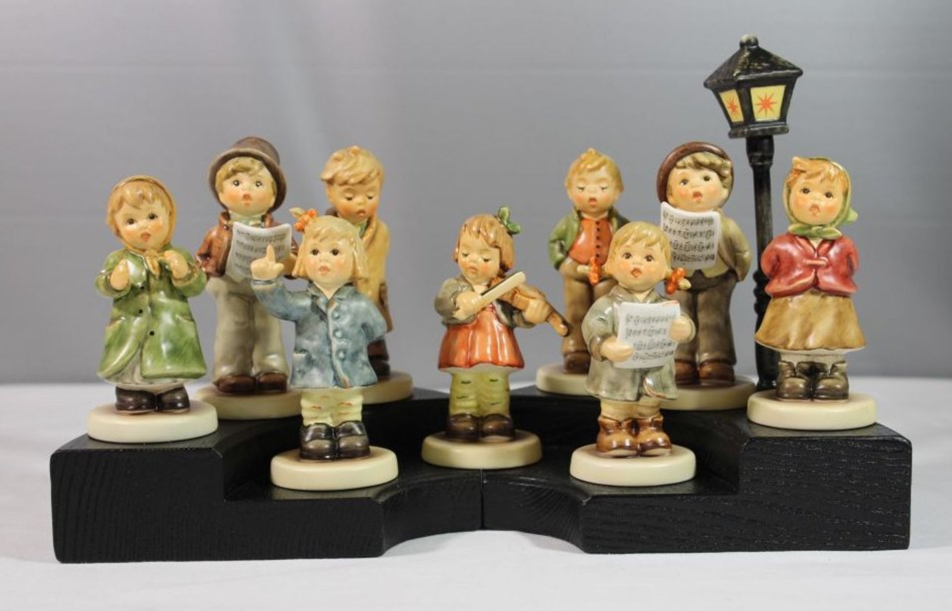 Hummel-Kinderchor, 9x Figuren, Laterne und Podest, Goebel, ca. H-18cm, Figuren ca. H-11cm.