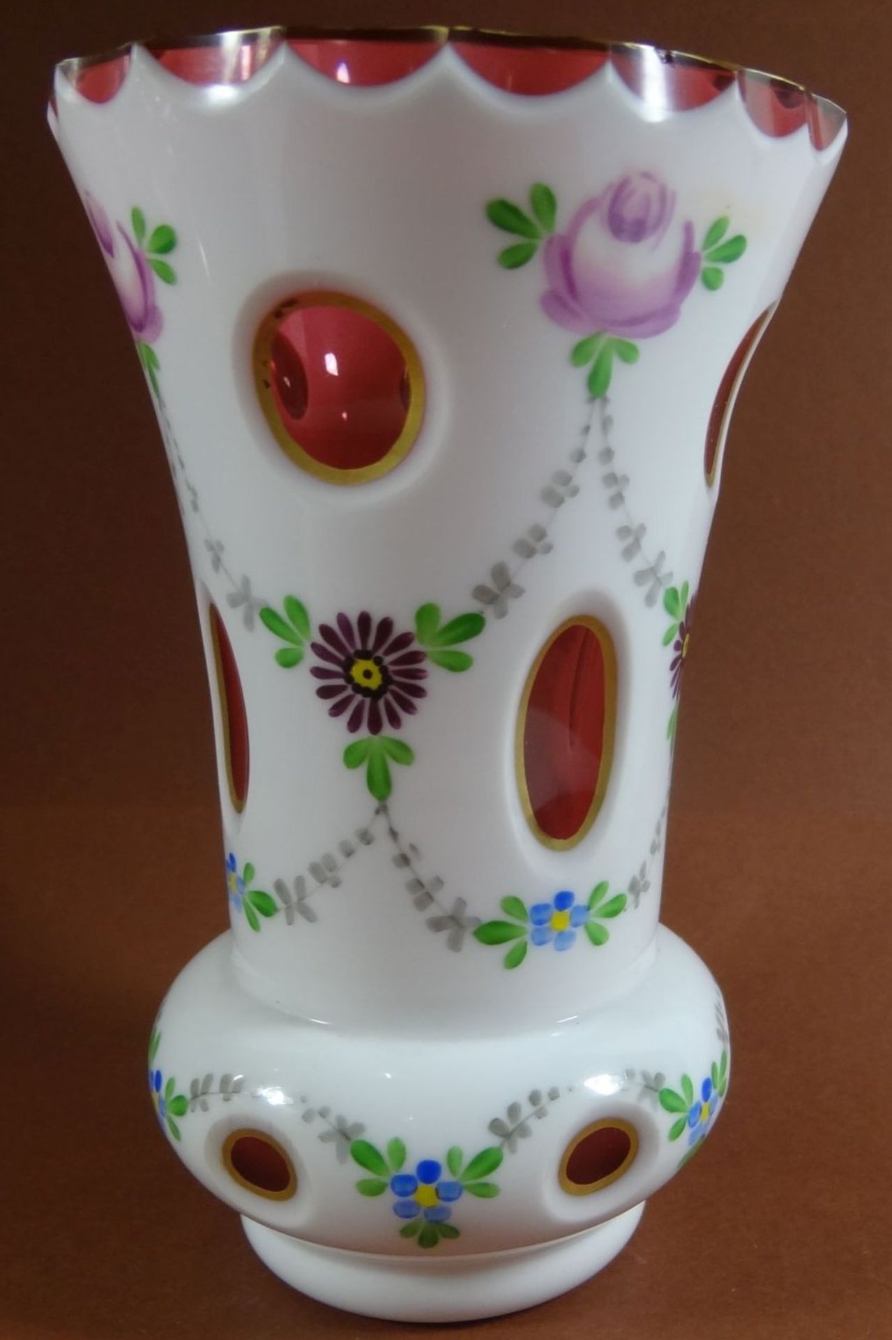 weiss überfangene Vase mit Blumenmalerei, H-13 cm, D-8 c - Bild 2 aus 6