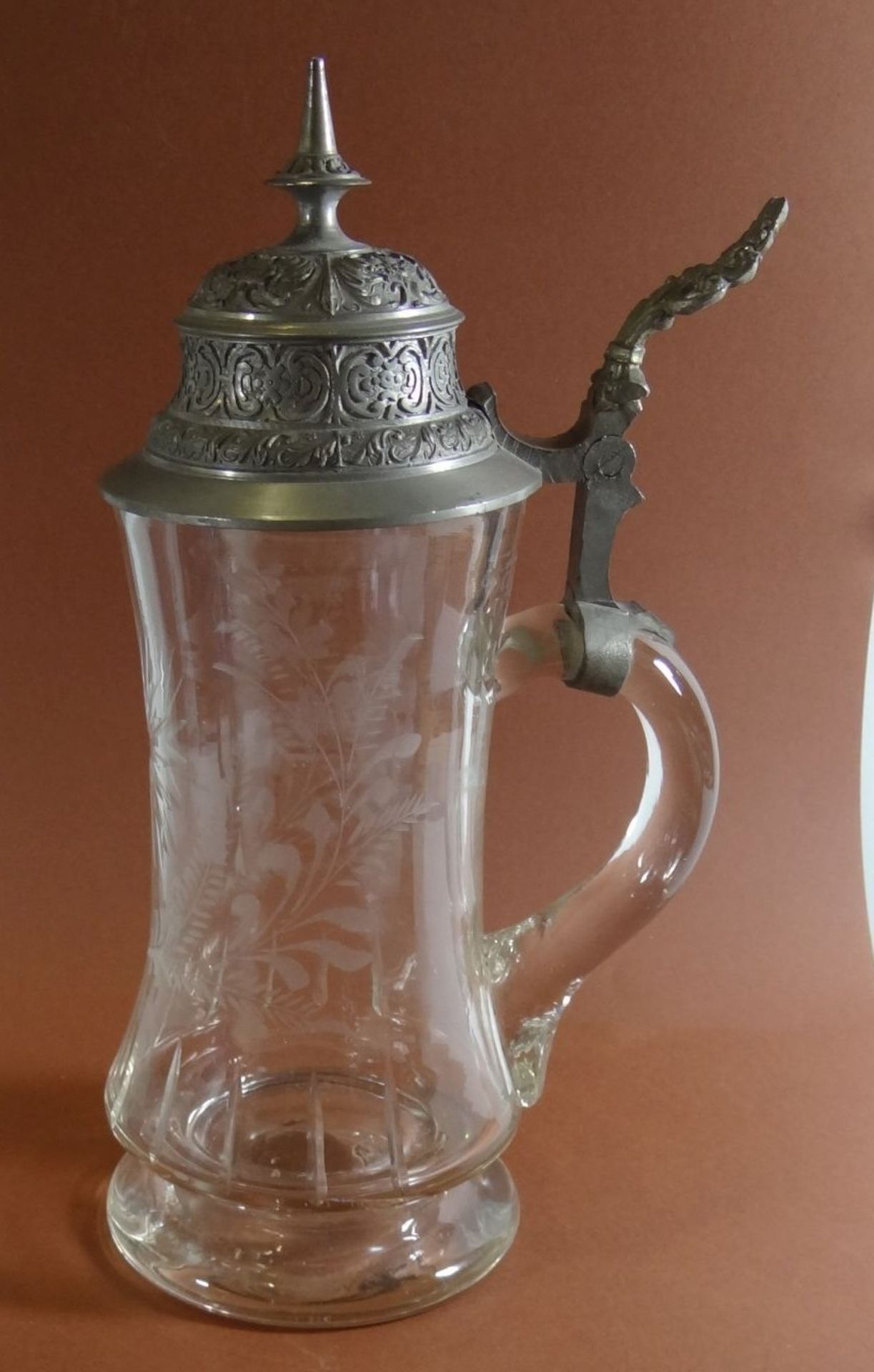 hoher Bierkrug auf Stand, beschliffen und geätzter floraler Dekor, 0,5 L, Handschliff, Zinndeckel,