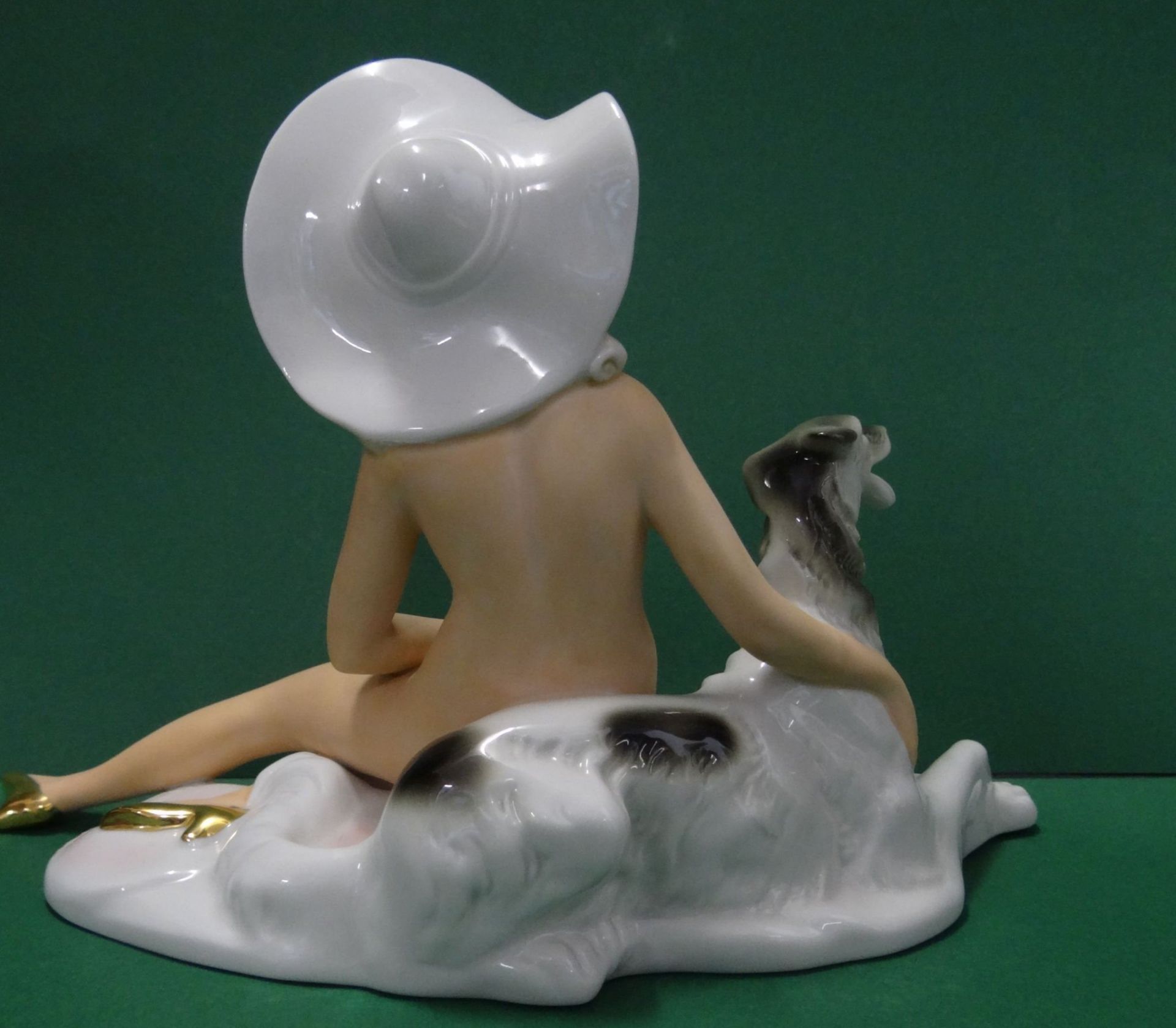 sitzende Nackte mit Windhund "Werner&Appels", bemalt, H-17 cm, L-25 cm - Bild 5 aus 7