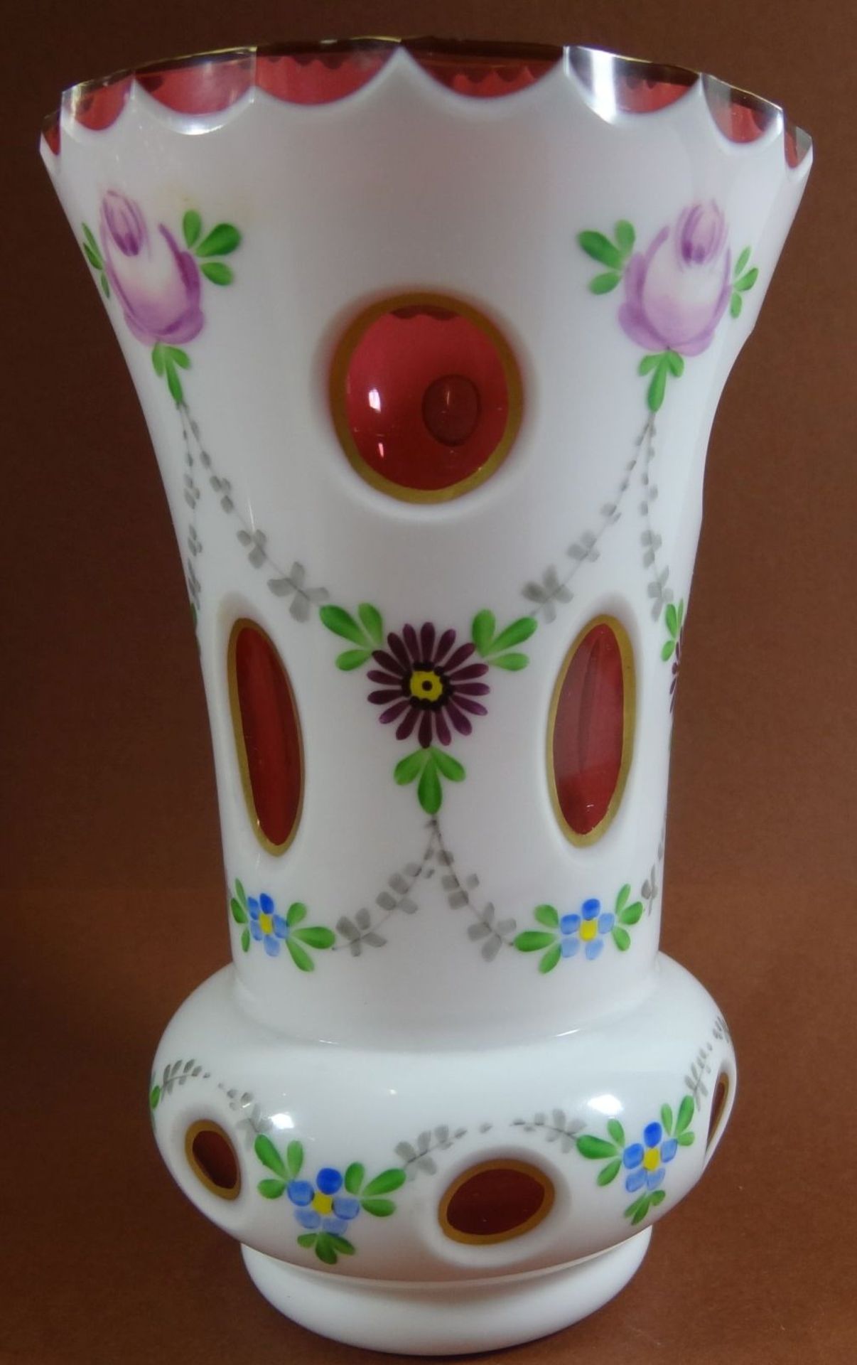 weiss überfangene Vase mit Blumenmalerei, H-13 cm, D-8 c - Bild 4 aus 6