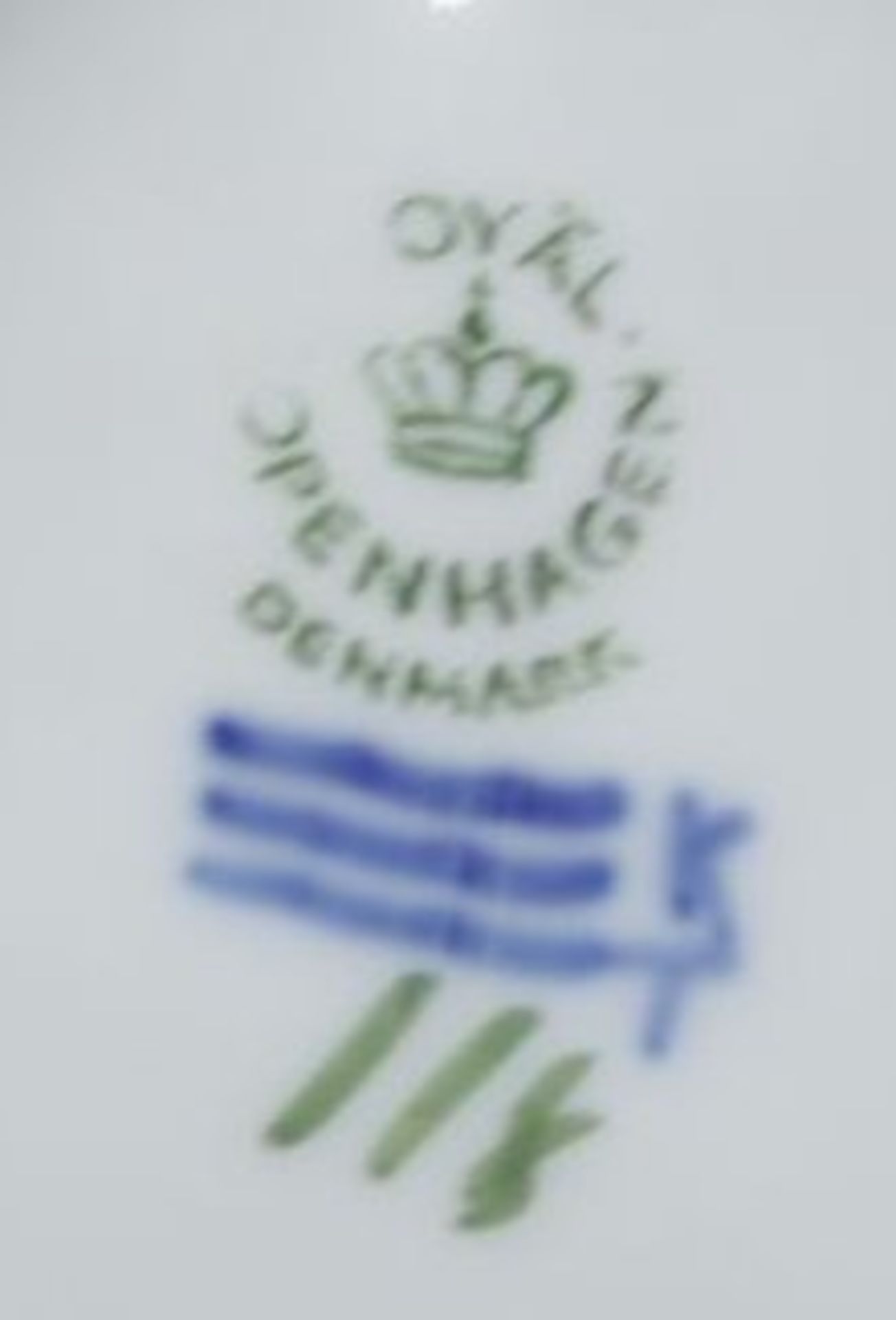 sitzende Ente, Royal Copenhagen, Modellnr. 118 ?, polychr. Bemalung in Unterglasurfarben, H-6cm L- - Bild 3 aus 3