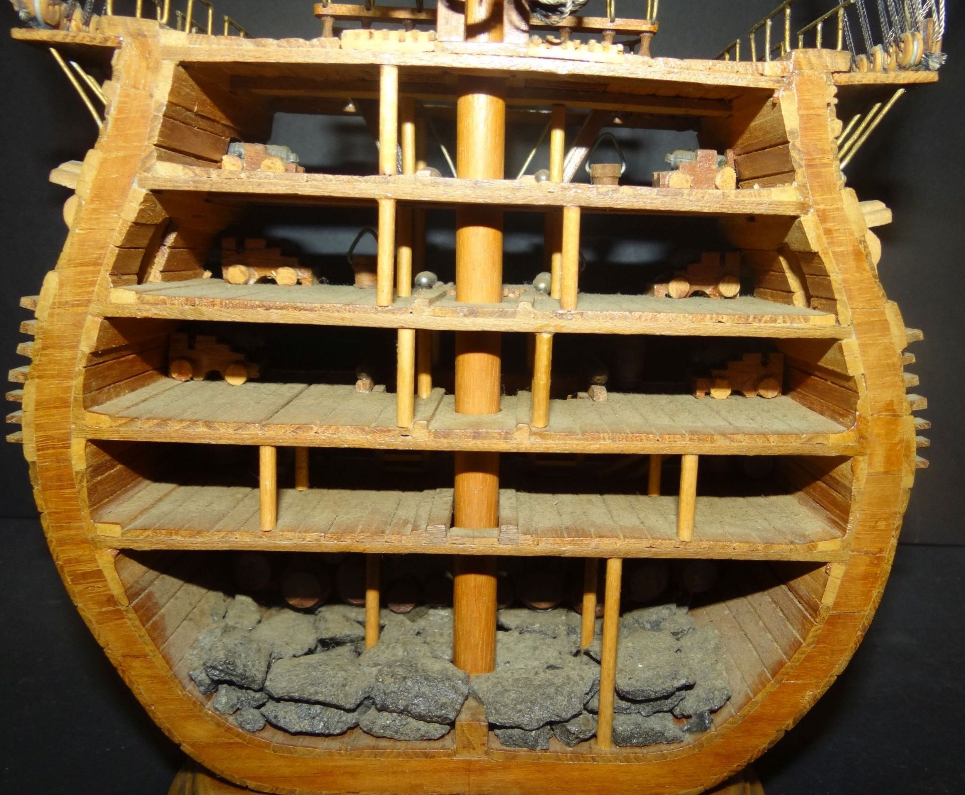 gr. Querschnitt eines Kries-Segelschiffes mit Einrichtung, Mastspitze abgebrochen, aber anbei, H- - Bild 9 aus 10