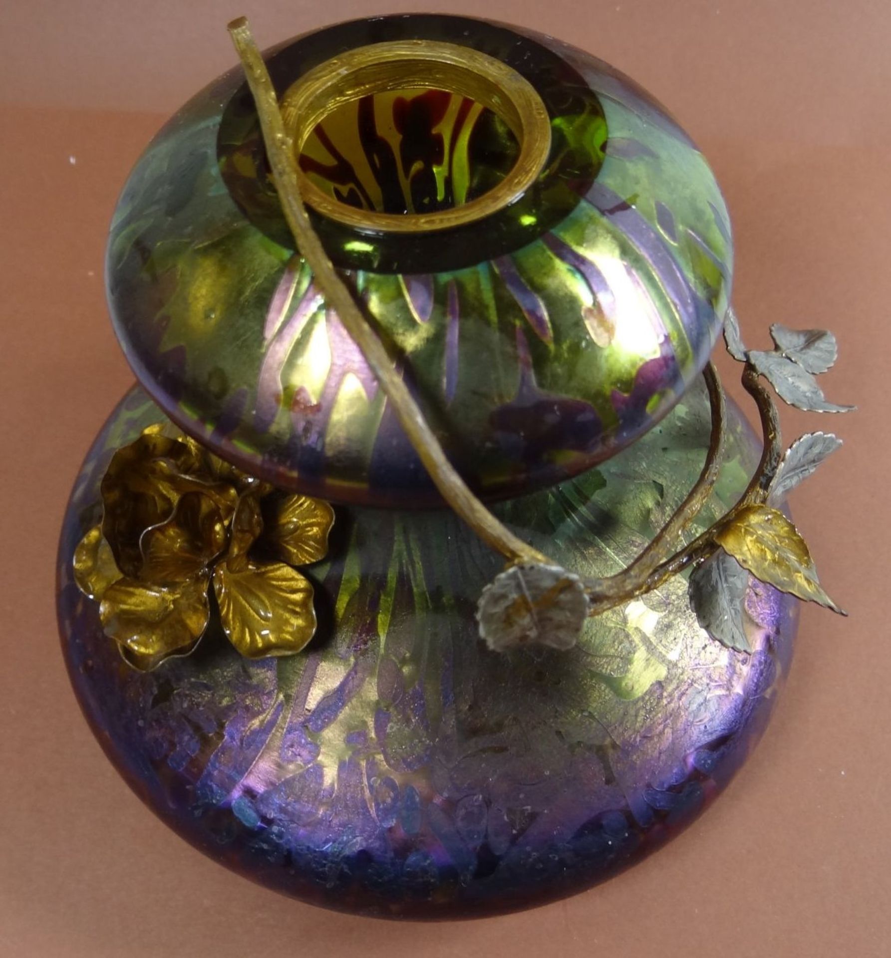 Jugendstil-Vase, grüm/lila irisierend, Metall-Blattdekor, Innenrand mit Chips, wohl Loetz - Bild 8 aus 8
