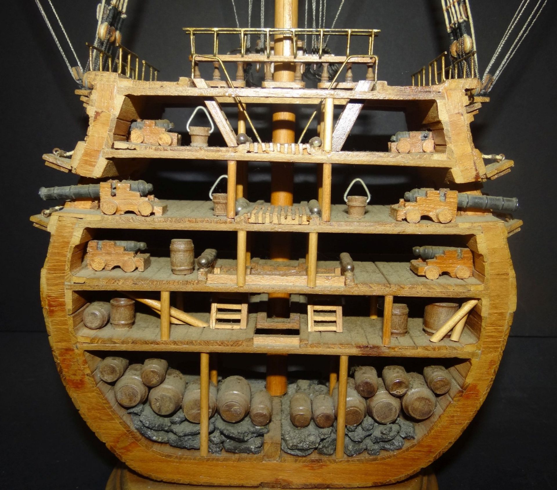 gr. Querschnitt eines Kries-Segelschiffes mit Einrichtung, Mastspitze abgebrochen, aber anbei, H- - Bild 3 aus 10