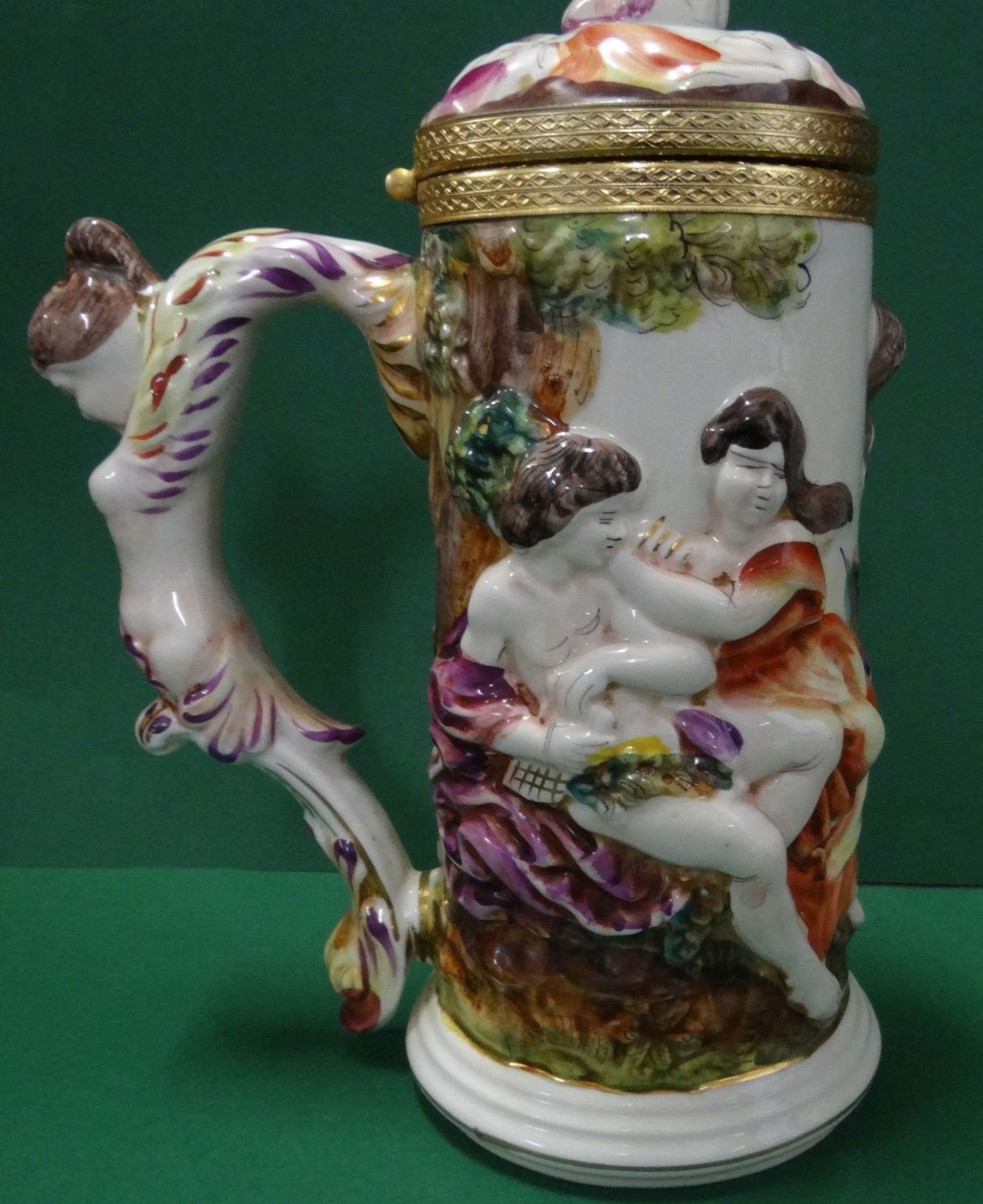 grosser Bierkrug mit figürl. Dekor und Griff "Capodimonte", H-27 cm, neuzeitlic - Bild 6 aus 8