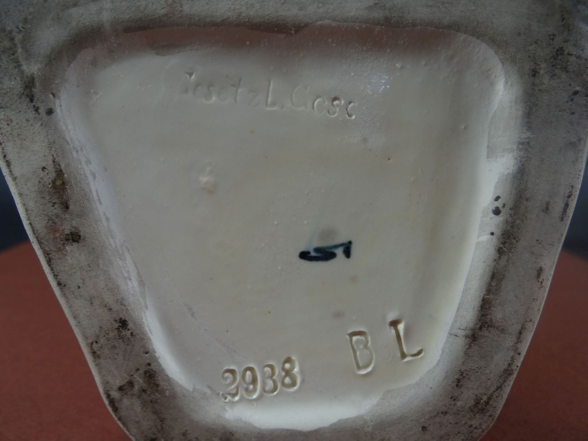 gr. Fayence Scherzflasche, Landstreicher, in Boden Blindmarke BL, Hutrand kleiner Abplatzer, H-31 - Bild 7 aus 7
