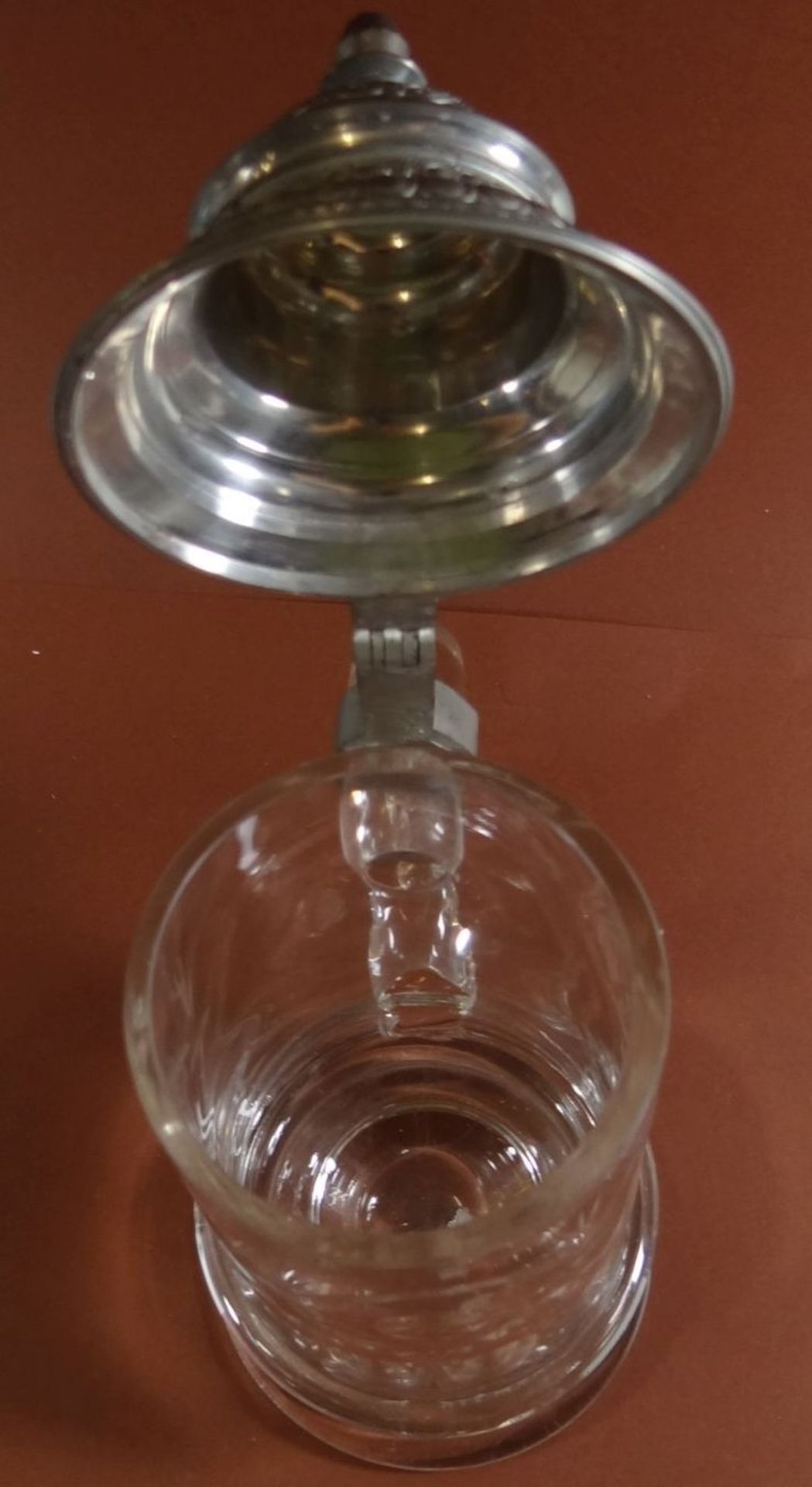 hoher Bierkrug auf Stand, beschliffen, Zinndeckel, 0,5 L, H-22 cm - Bild 2 aus 4