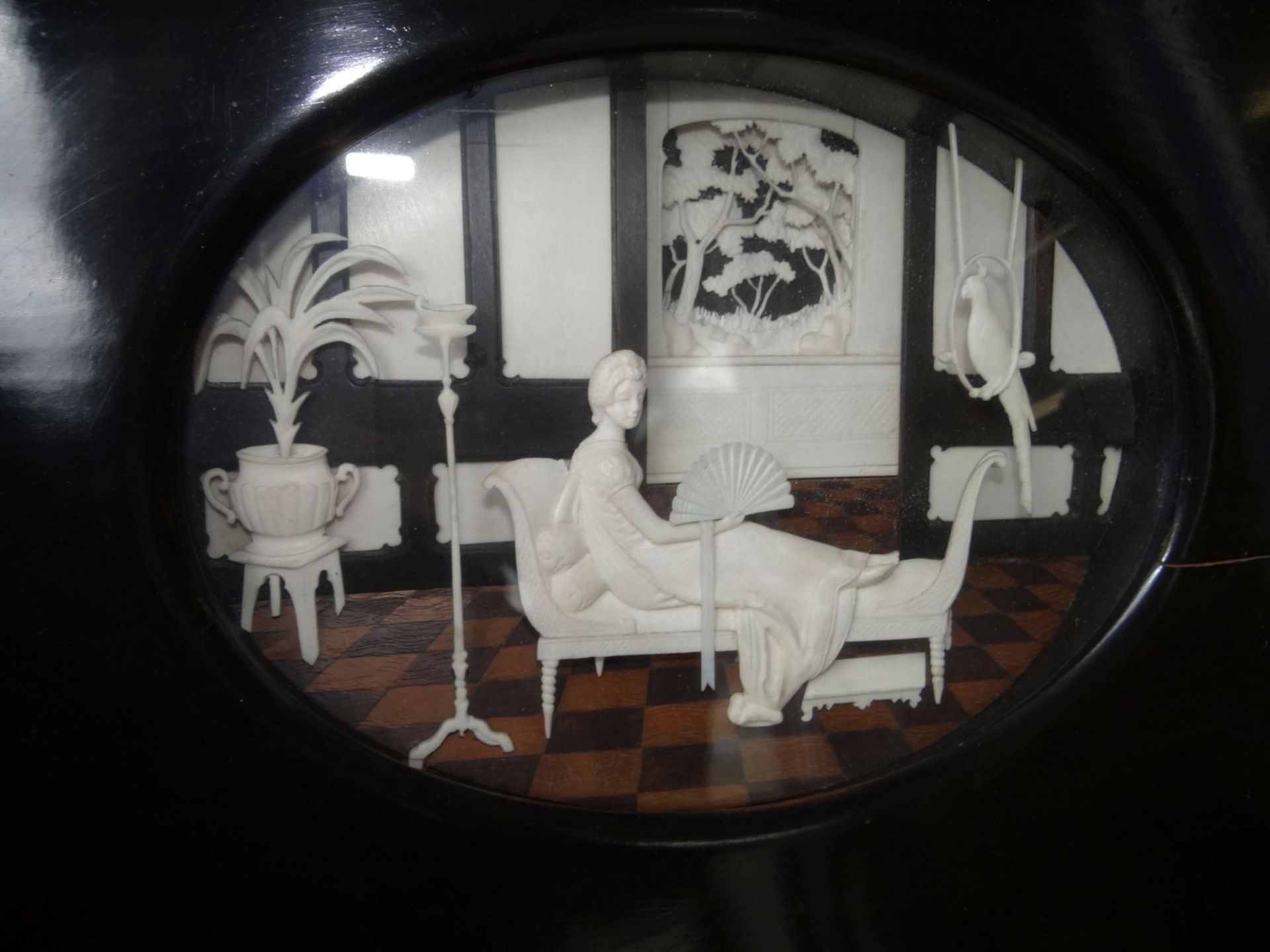 Elfenbein-Zimmer-Interieur mit Dame, gerahmt/Glas, 19.Jhd., feine Schnitzerei, in ovaler Form, - Bild 6 aus 8