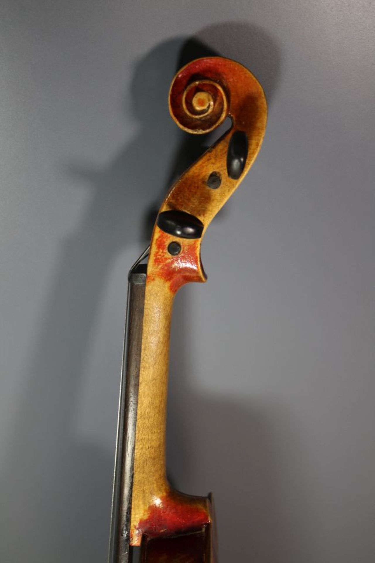 alte Geige, wohl 19. Jhd., Brandmarke "Amati", in neuzeitl. Tasche, L-60cm.- - Bild 3 aus 8