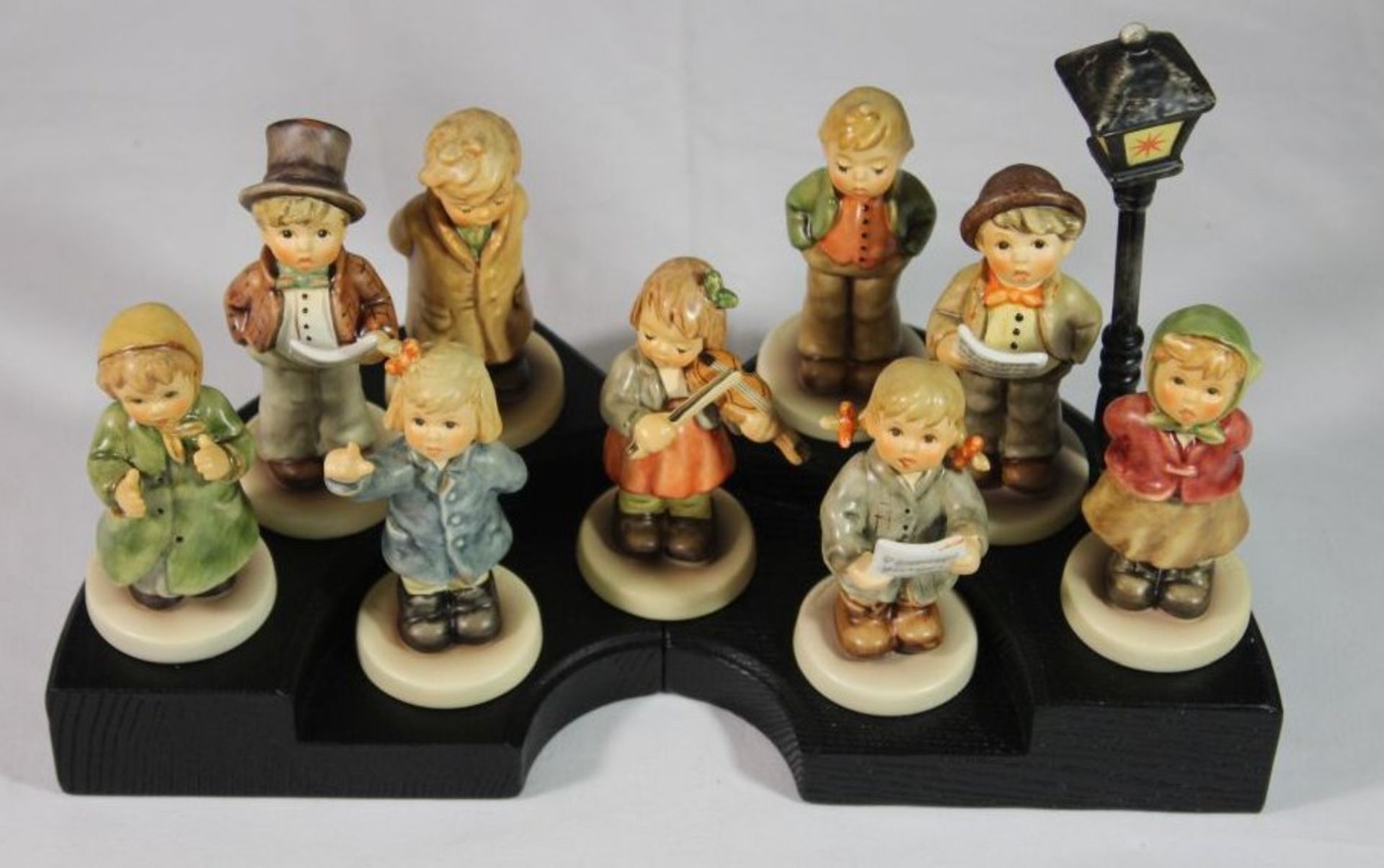 Hummel-Kinderchor, 9x Figuren, Laterne und Podest, Goebel, ca. H-18cm, Figuren ca. H-11cm. - Bild 2 aus 3