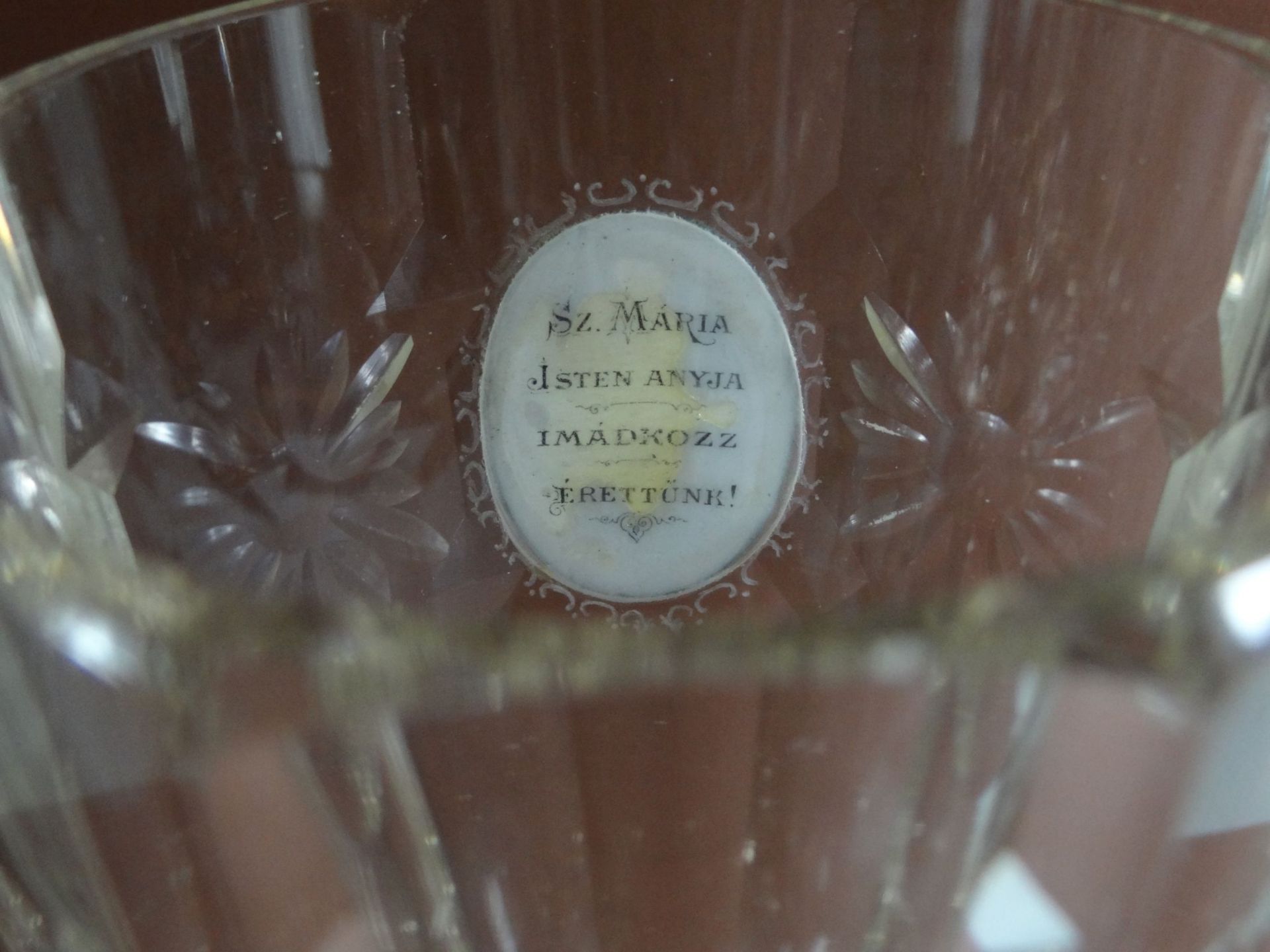 Pokalglas mit Mutter Gottes in Medaillon, beschliffen, rückseitig ungarisch beschriftet, H-16 cm, - Bild 7 aus 9