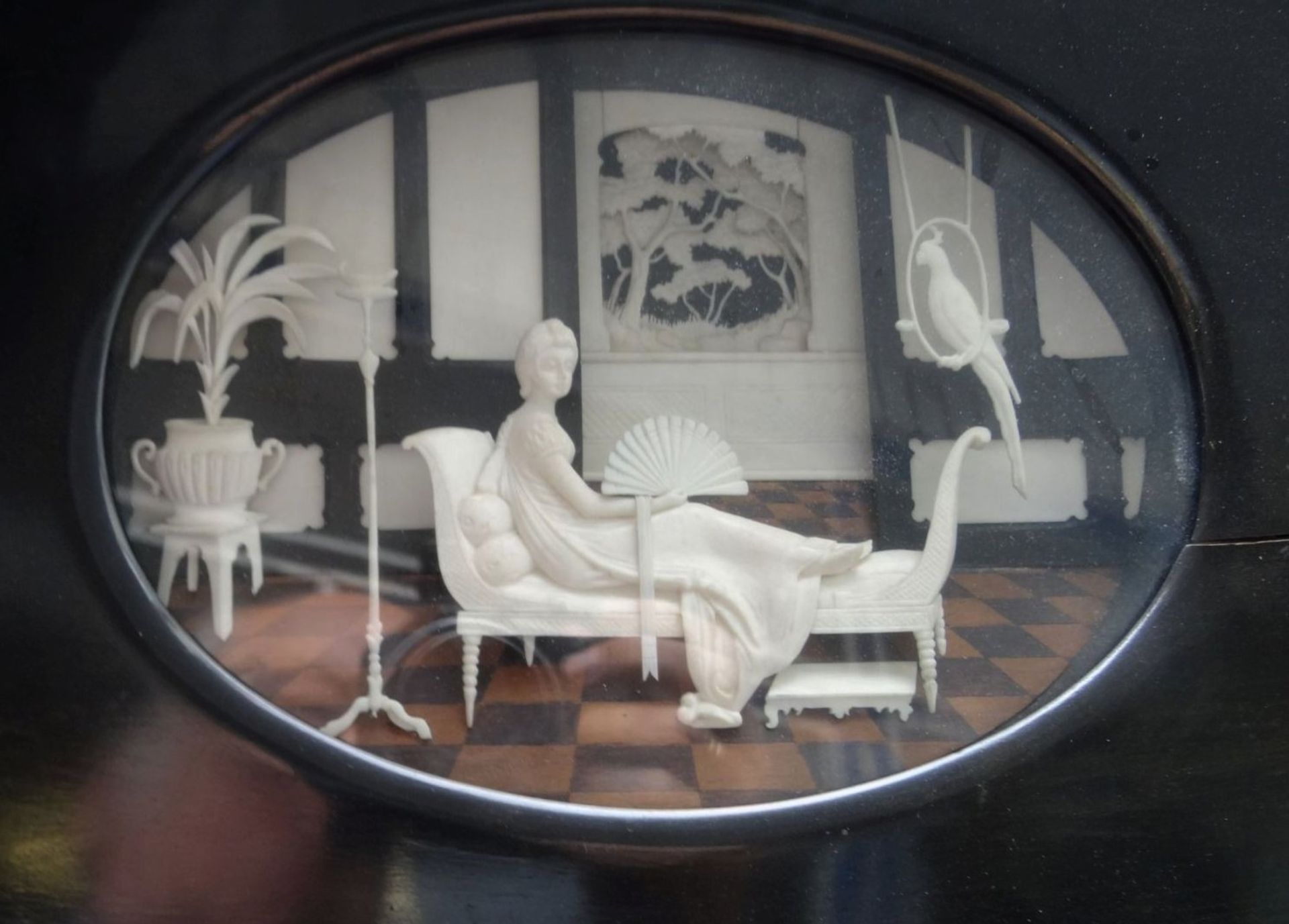 Elfenbein-Zimmer-Interieur mit Dame, gerahmt/Glas, 19.Jhd., feine Schnitzerei, in ovaler Form, - Bild 5 aus 8