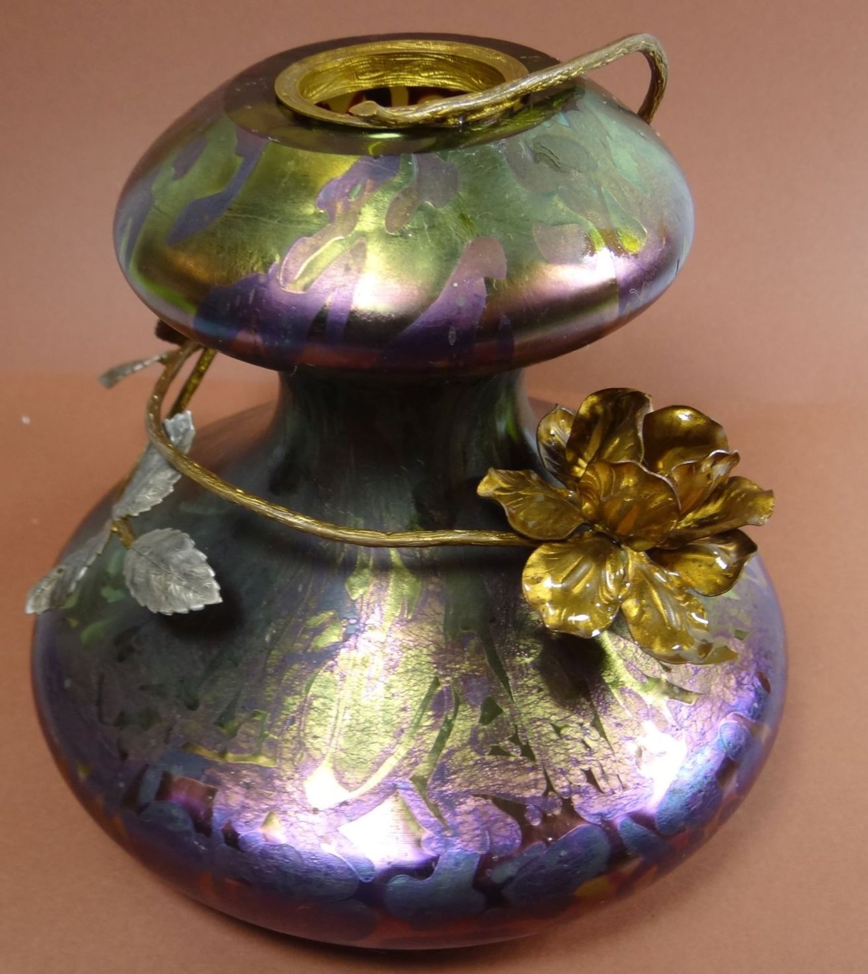 Jugendstil-Vase, grüm/lila irisierend, Metall-Blattdekor, Innenrand mit Chips, wohl Loetz - Bild 5 aus 8