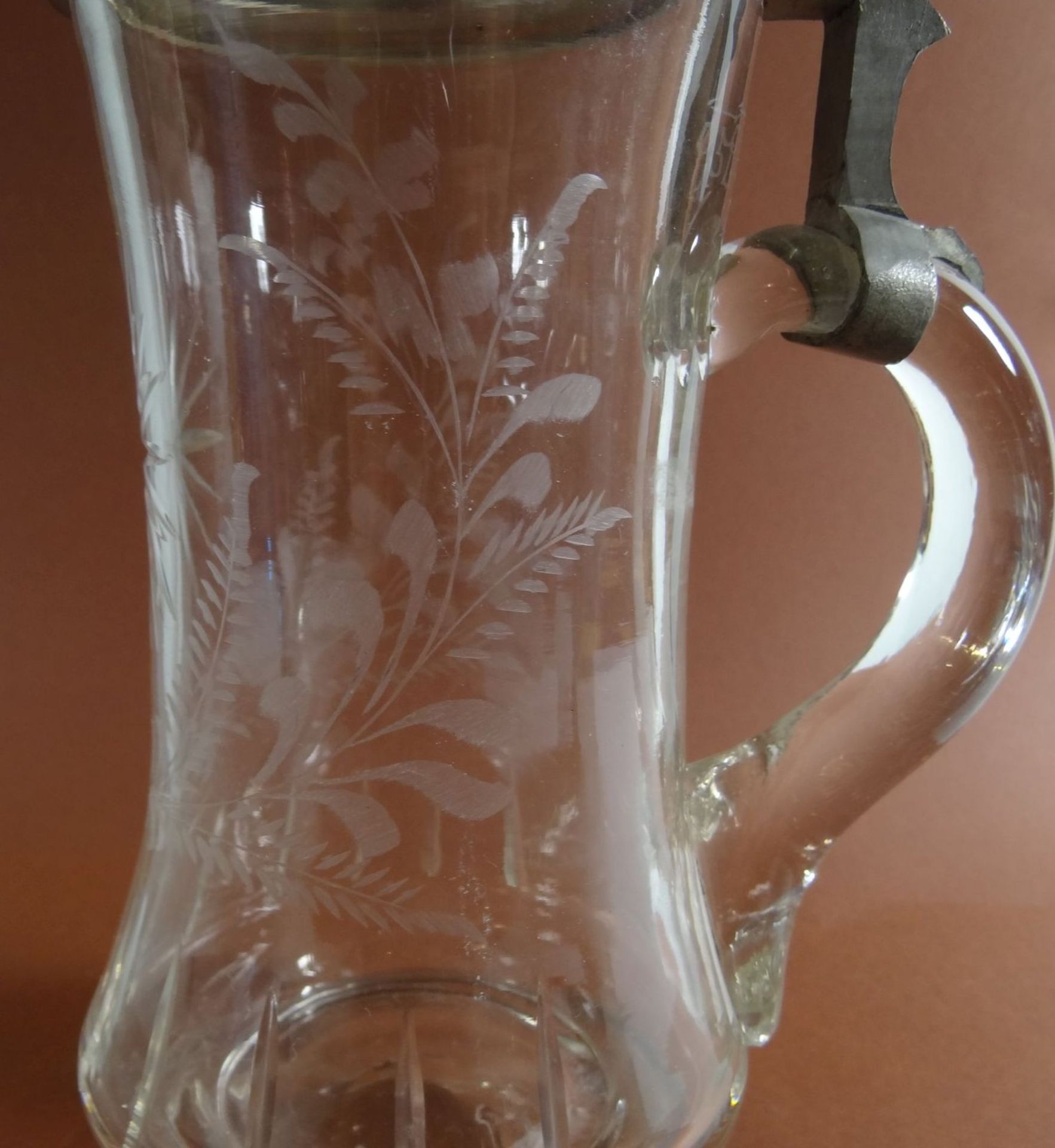 hoher Bierkrug auf Stand, beschliffen und geätzter floraler Dekor, 0,5 L, Handschliff, Zinndeckel, - Bild 2 aus 8