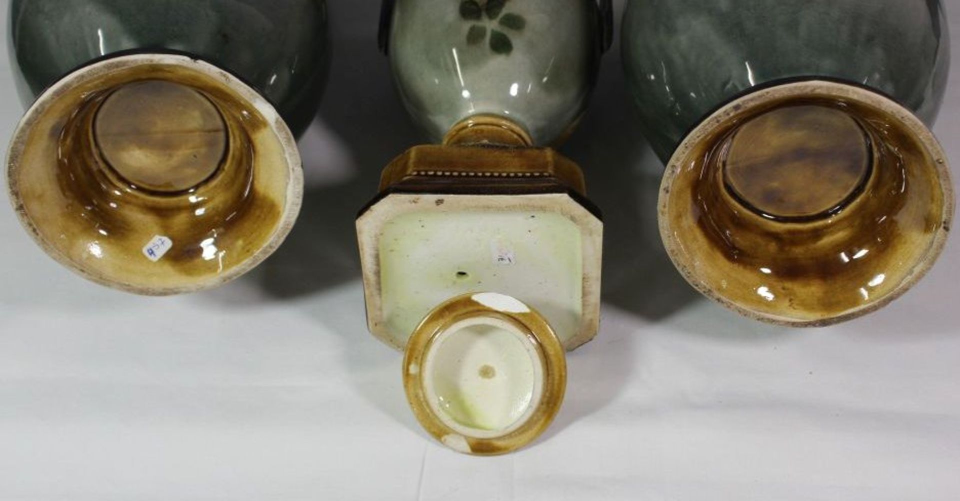 Paar Henkelvasen sowie kleinere Deckelvase, Rosenbemalung in Unterglasur, 1x Vase Stand bestossen, - Bild 4 aus 5