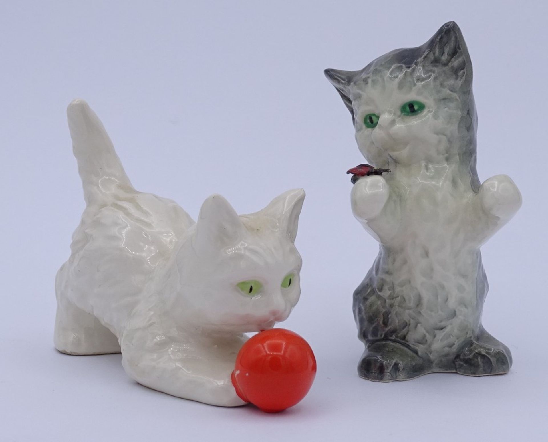 Zwei kl. Goebel Katzen,mit Ball & Marienkäfer,H-5,5-7,5c