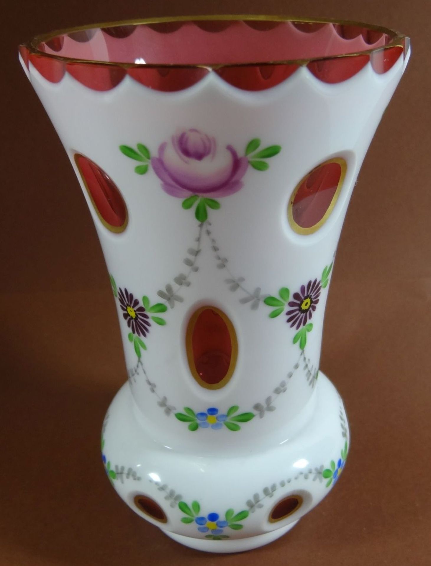 weiss überfangene Vase mit Blumenmalerei, H-13 cm, D-8 c