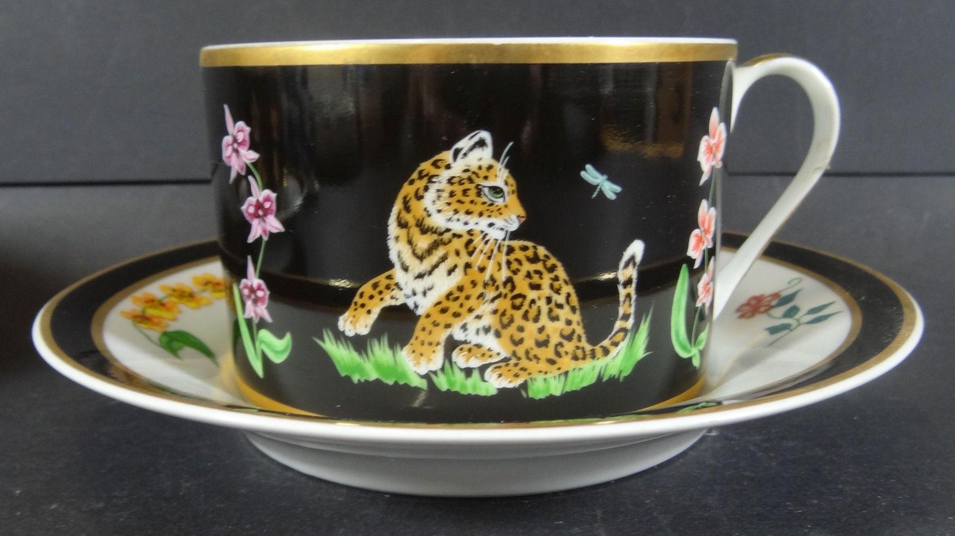 2 gr. Milchkaffee-Tassen mit U.T. "Chase" Jaguar Jungle - Bild 3 aus 8