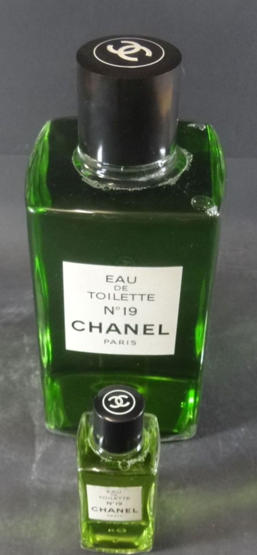 2x Deko Parfumflaschen "Chanel Nr. 19",gross und klein, H-11 und 25 cm - Bild 2 aus 5
