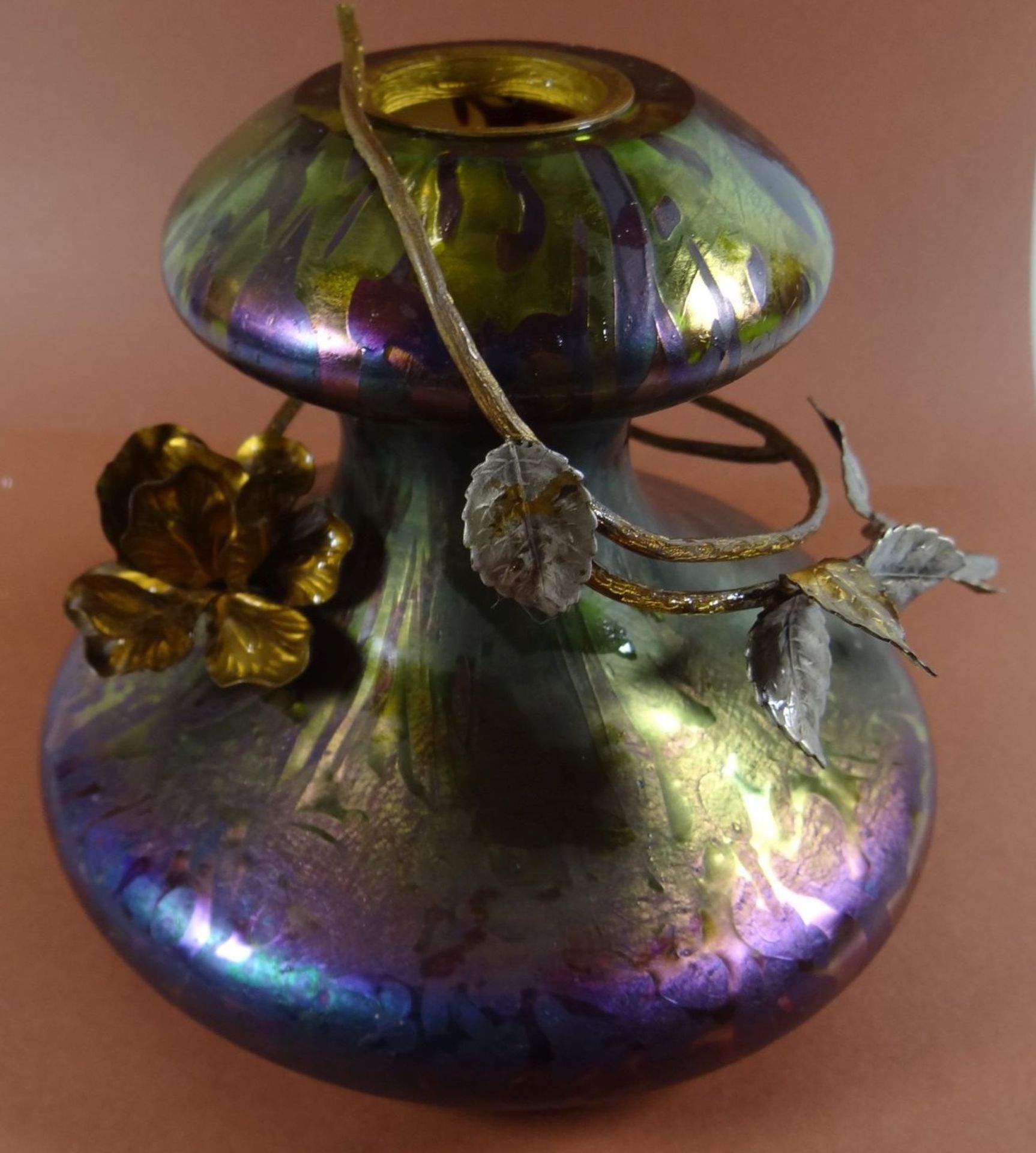 Jugendstil-Vase, grüm/lila irisierend, Metall-Blattdekor, Innenrand mit Chips, wohl Loetz - Bild 2 aus 8