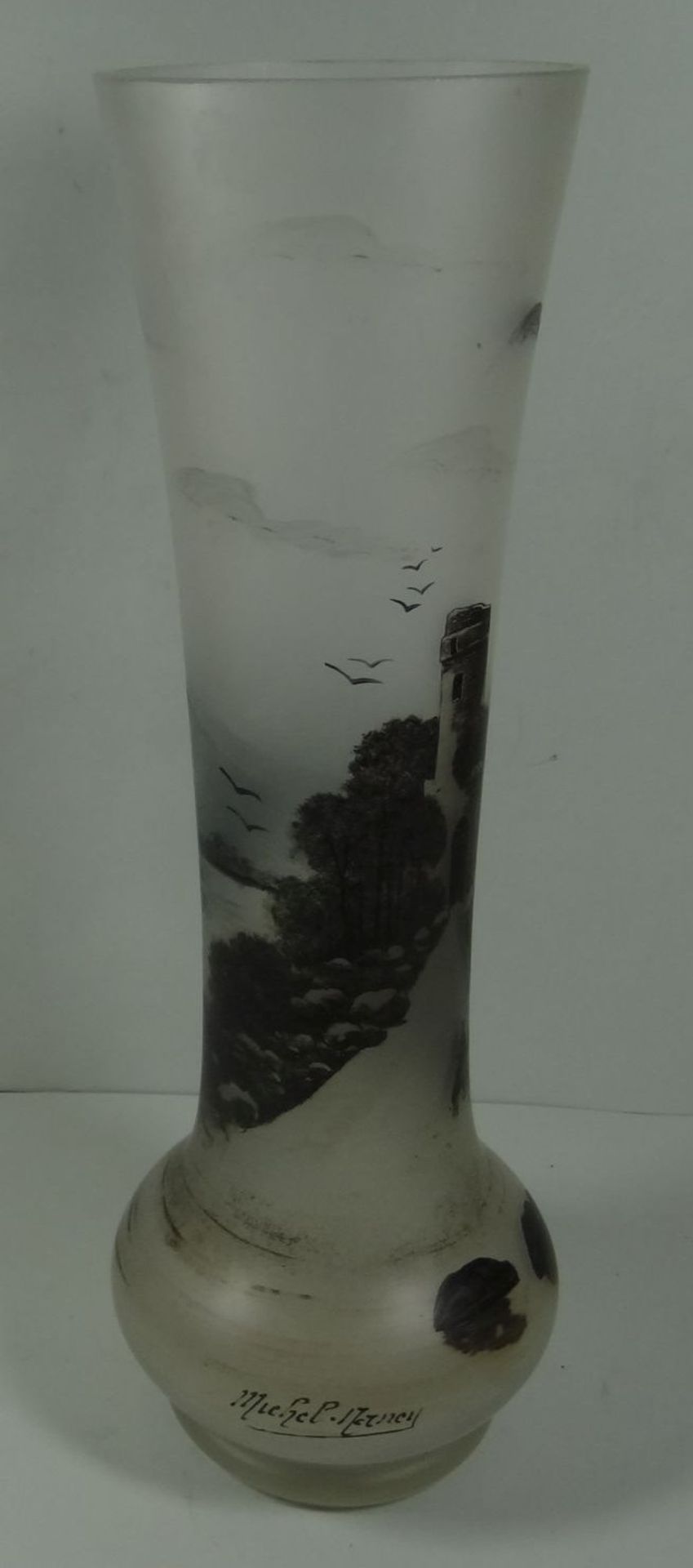 unleserl. sign. Vase , mit Flusslandschaft und Burgfried, H-37 cm