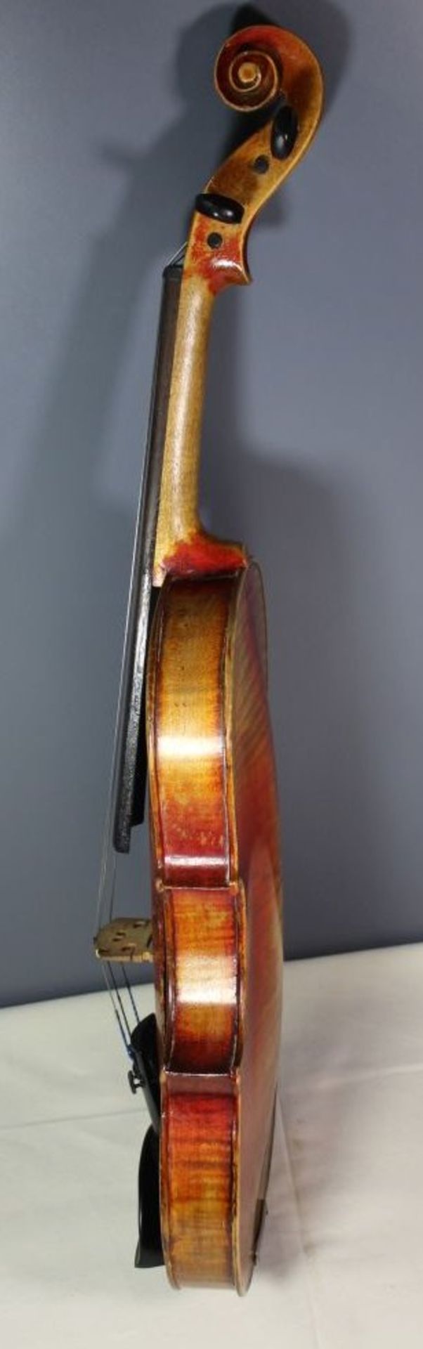 alte Geige, wohl 19. Jhd., Brandmarke "Amati", in neuzeitl. Tasche, L-60cm.- - Bild 2 aus 8