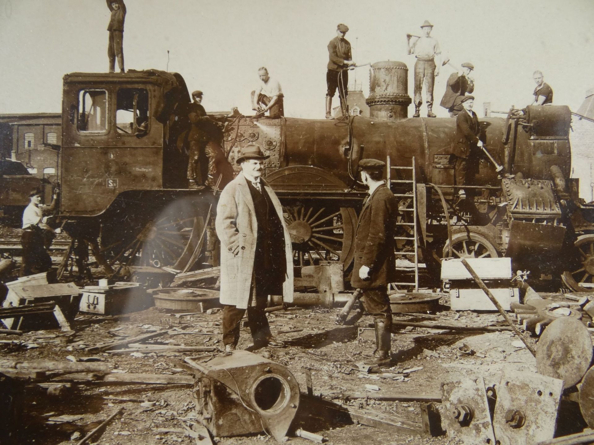 orig. Foto einer Lokomotiven Reparatur oder ähnliches, um 1900, ger/Glas, 20,5x24,5 c - Bild 2 aus 3