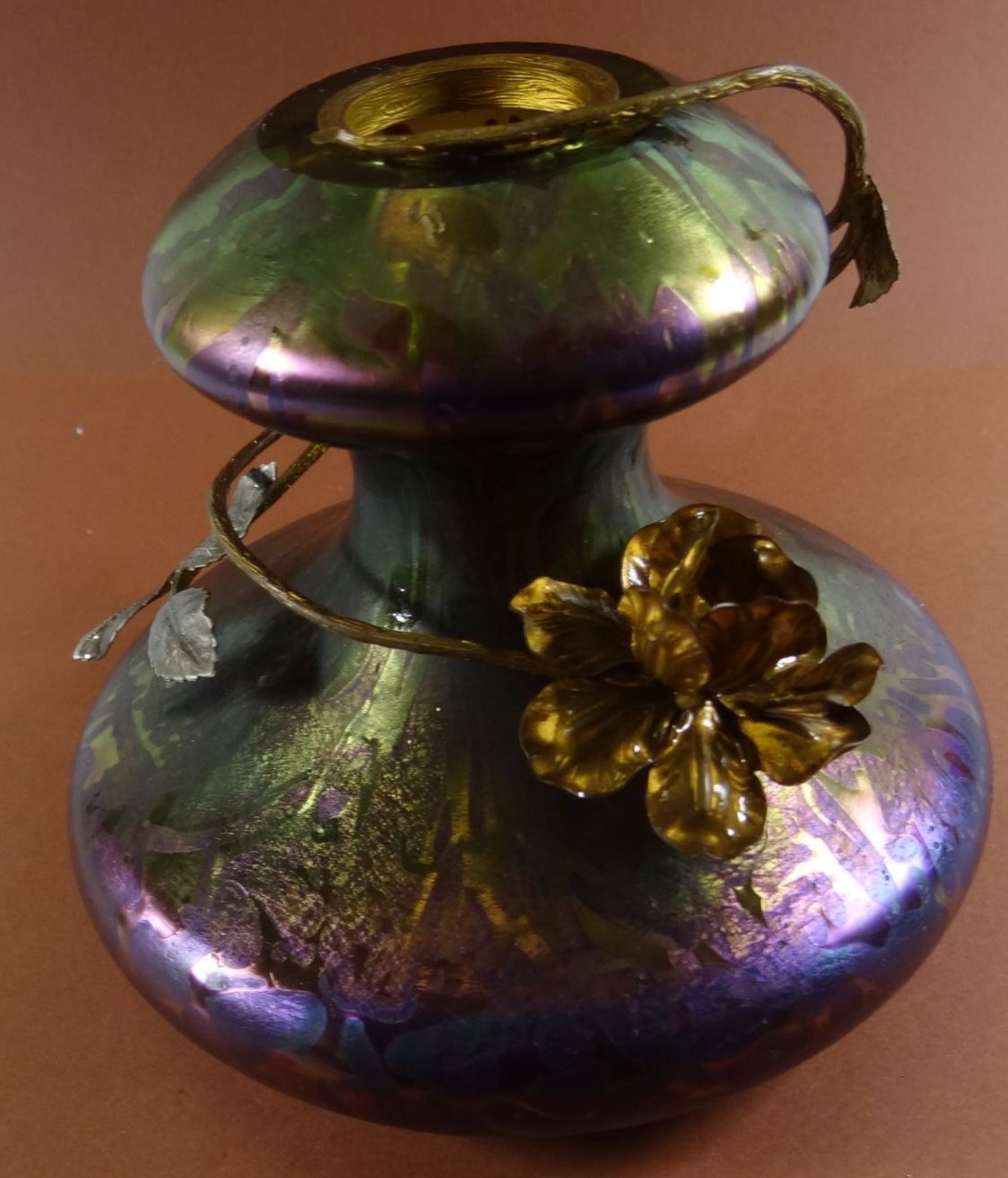 Jugendstil-Vase, grüm/lila irisierend, Metall-Blattdekor, Innenrand mit Chips, wohl Loetz