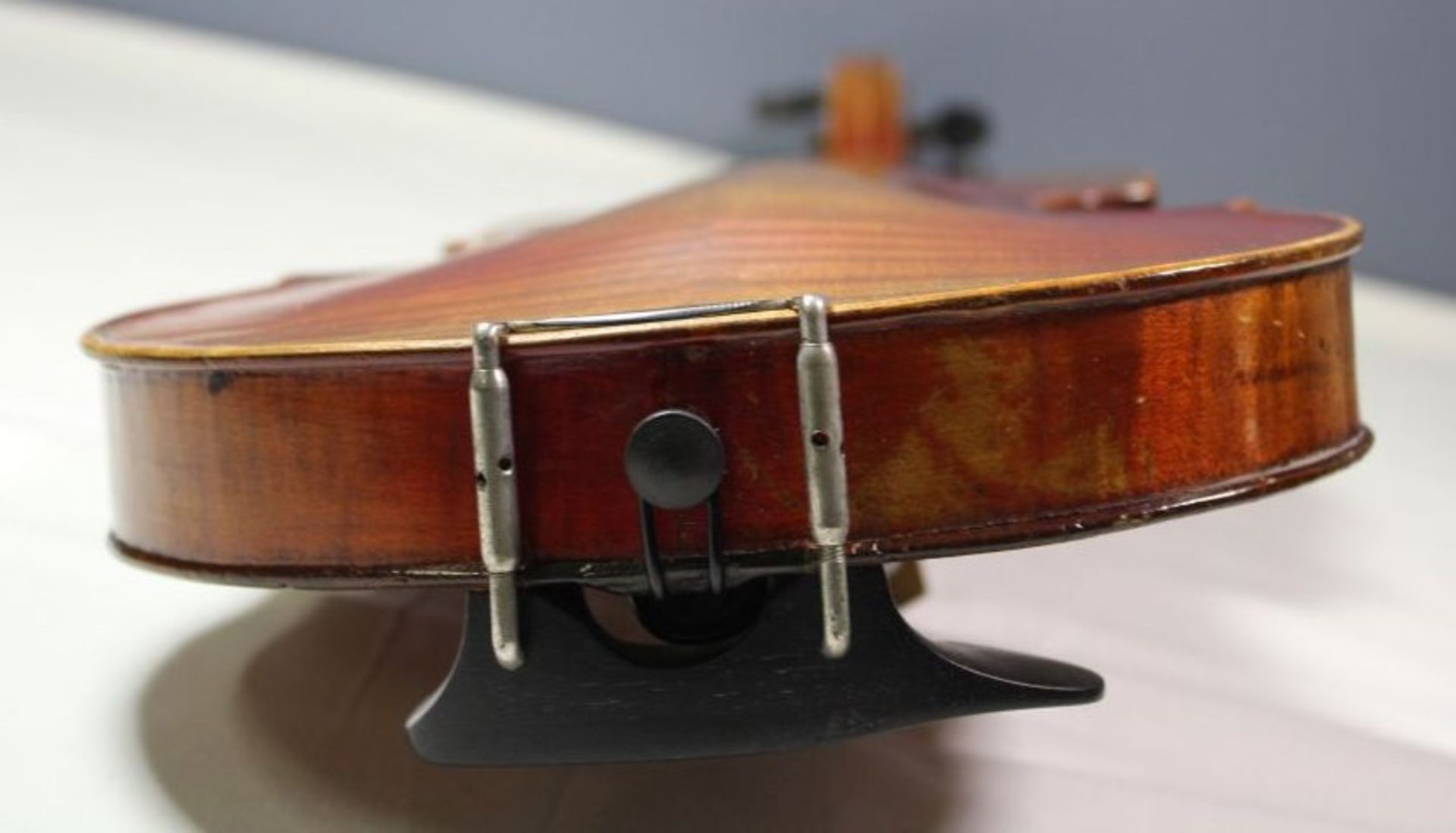 alte Geige, wohl 19. Jhd., Brandmarke "Amati", in neuzeitl. Tasche, L-60cm.- - Bild 7 aus 8