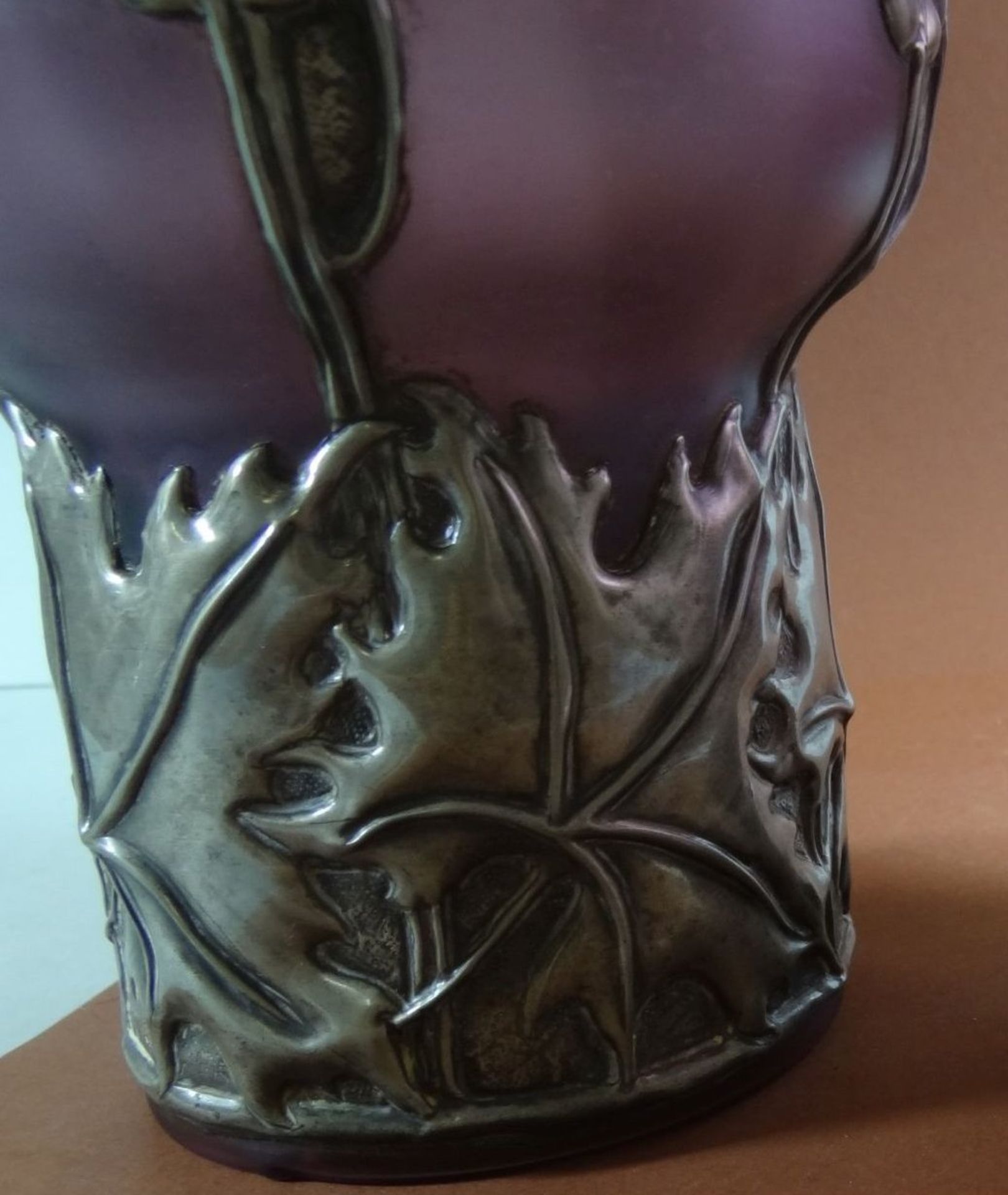 Jugendstil-Vase mit Zinnmontur, lila, Blätterdekor, H-30 cm, wohl Frankreic - Bild 4 aus 5