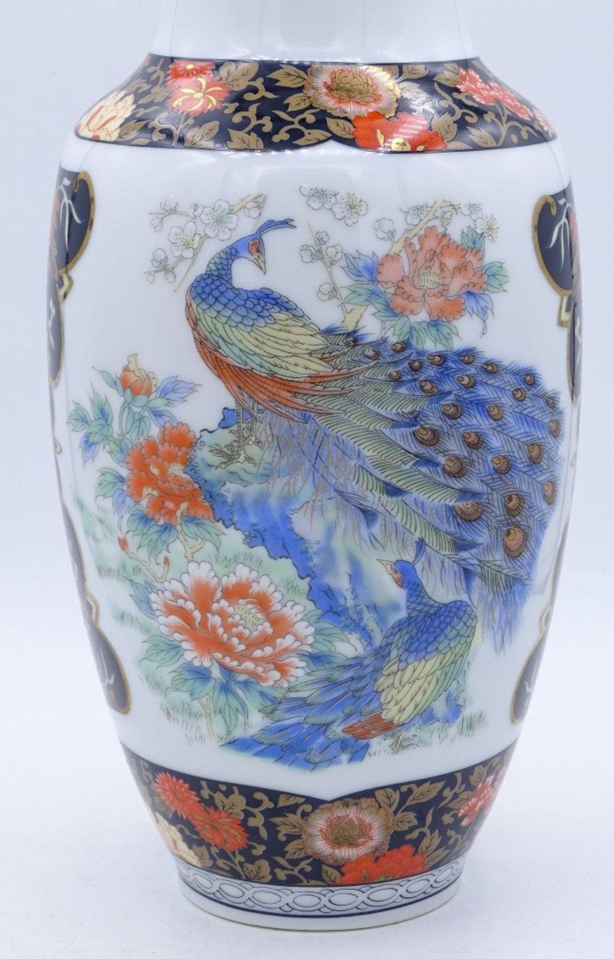 Vase, Japan, mit Darstellung eines Pfaus,floral umringtes Stück,im Boden Marke (Spiegelverkehrt),H- - Bild 2 aus 5