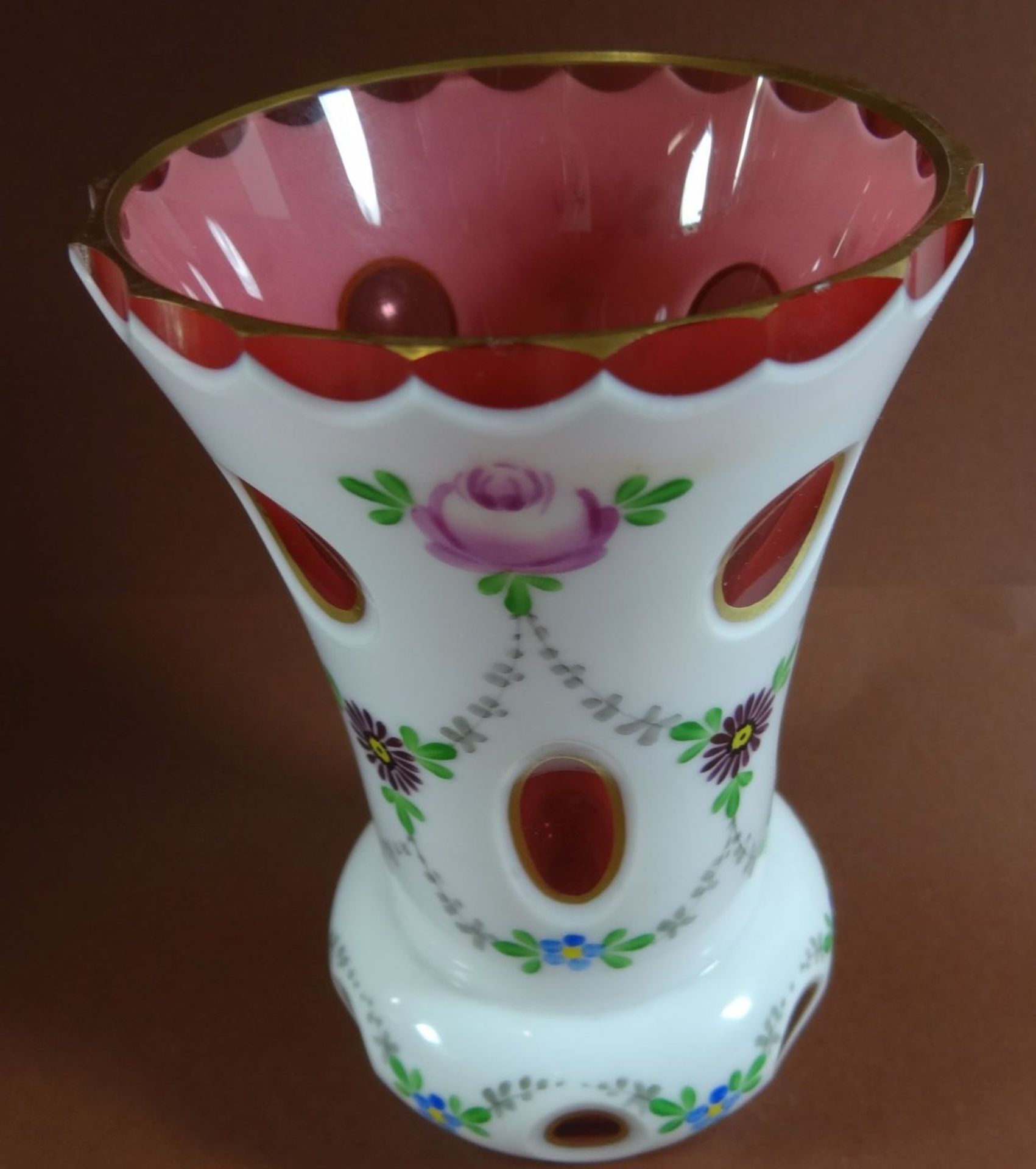 weiss überfangene Vase mit Blumenmalerei, H-13 cm, D-8 c - Bild 3 aus 6