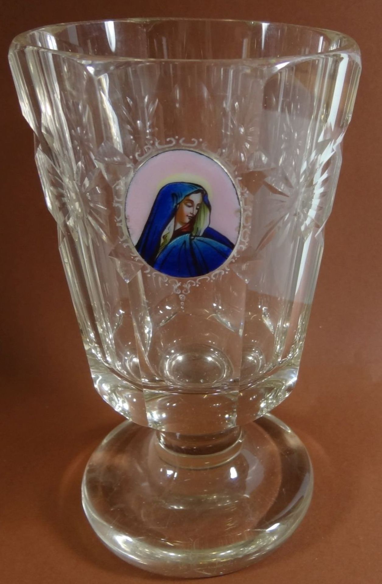 Pokalglas mit Mutter Gottes in Medaillon, beschliffen, rückseitig ungarisch beschriftet, H-16 cm,