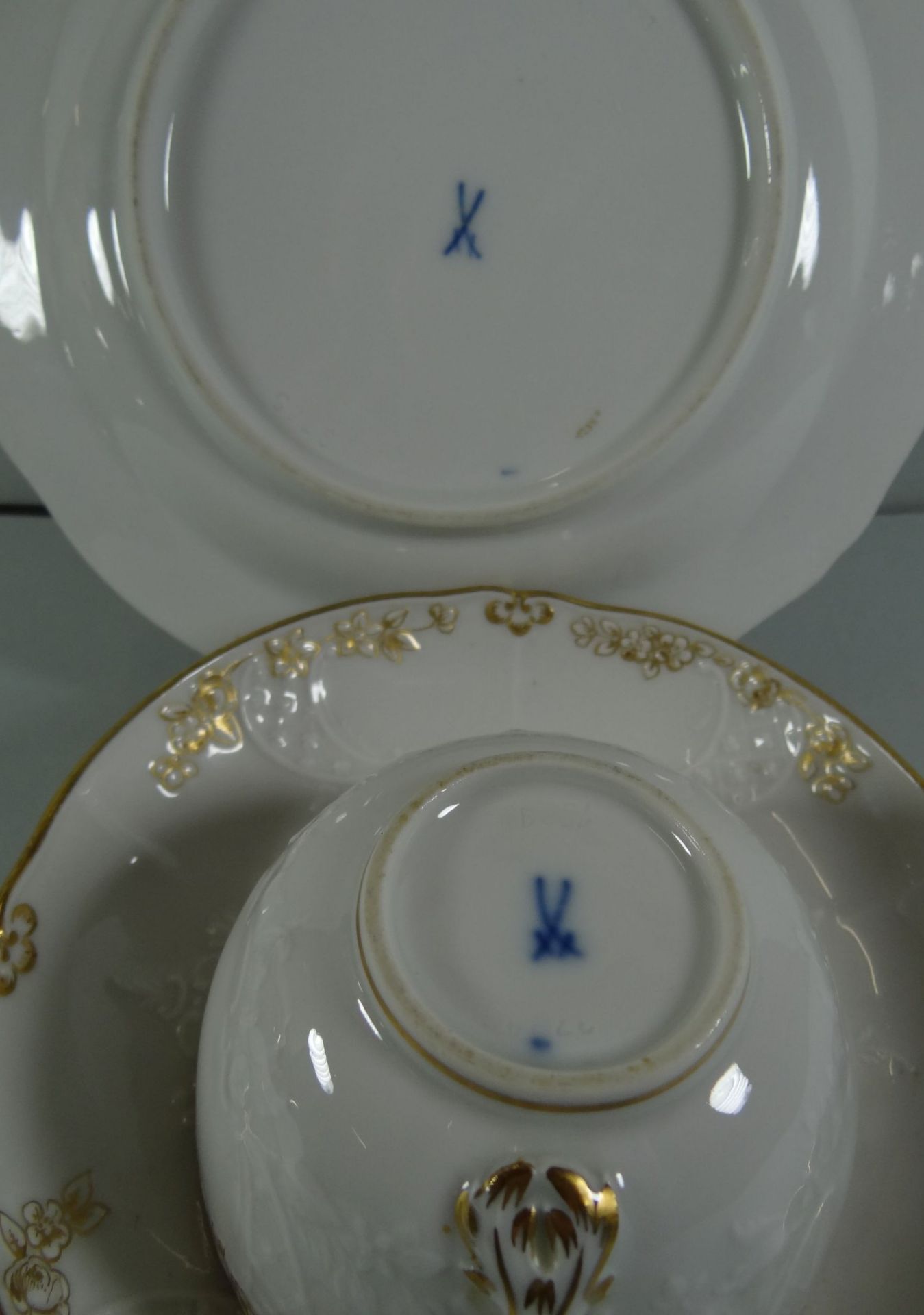 Kaffeegedeck "Meissen" Gold-und Reliefdekor, Schwerter durchschliffen - Bild 3 aus 4