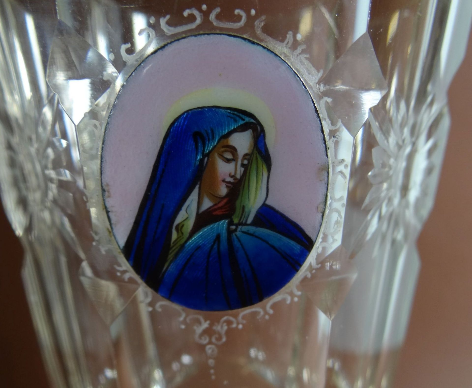 Pokalglas mit Mutter Gottes in Medaillon, beschliffen, rückseitig ungarisch beschriftet, H-16 cm, - Bild 3 aus 9