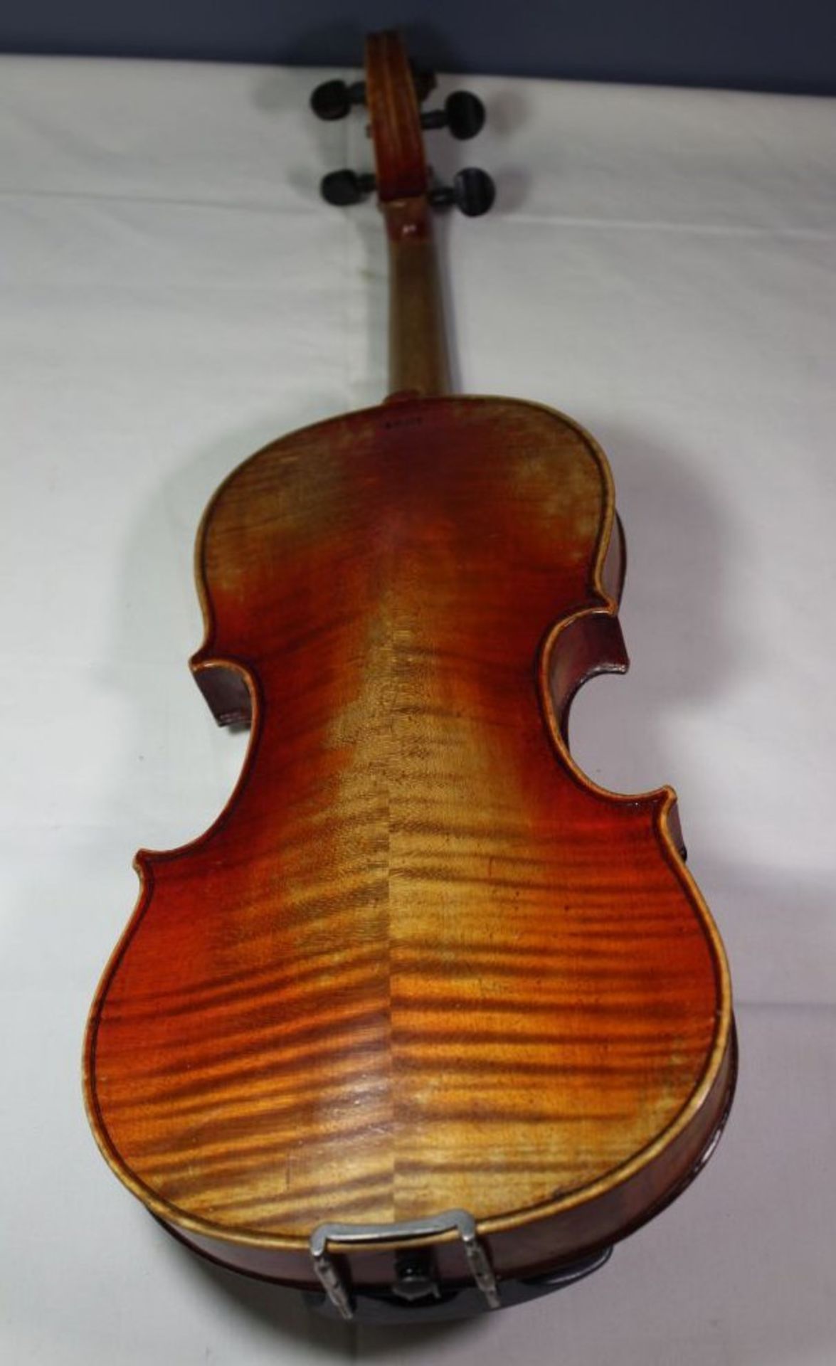 alte Geige, wohl 19. Jhd., Brandmarke "Amati", in neuzeitl. Tasche, L-60cm.- - Bild 6 aus 8